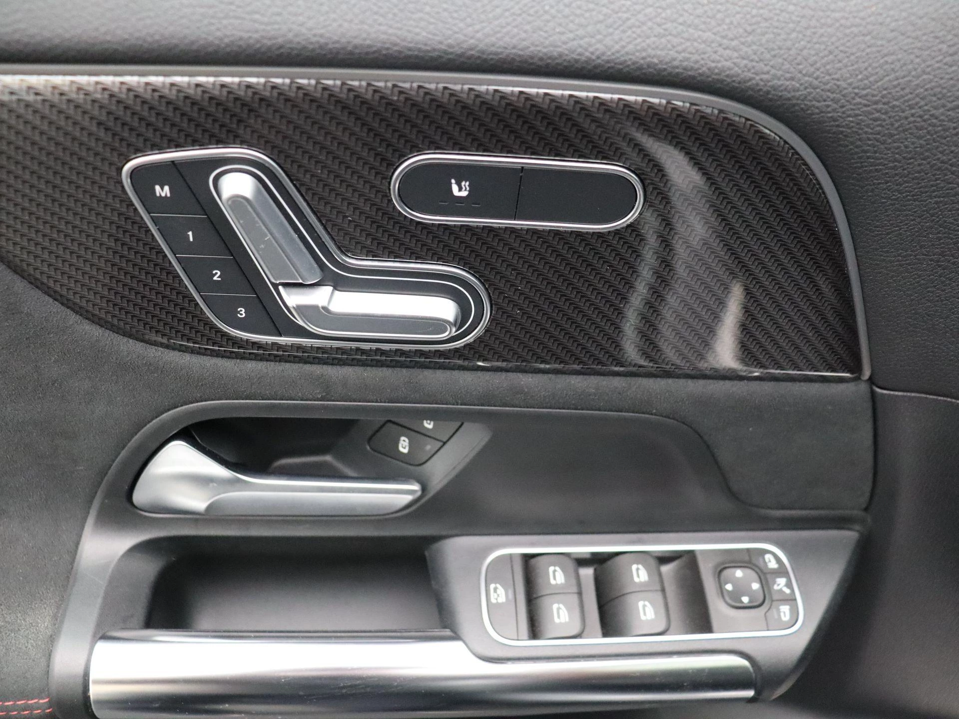 Mercedes-Benz GLA 180 AMG Line + PANO DAK + MULTIBEAM LED + KEY LESS +