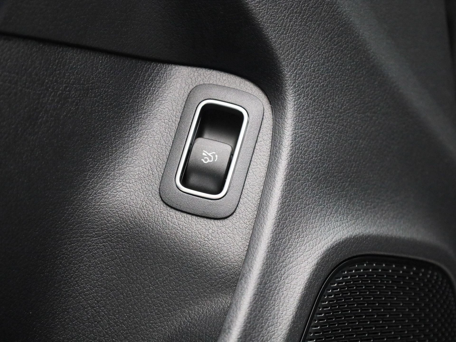 Mercedes-Benz-CLA-image-39