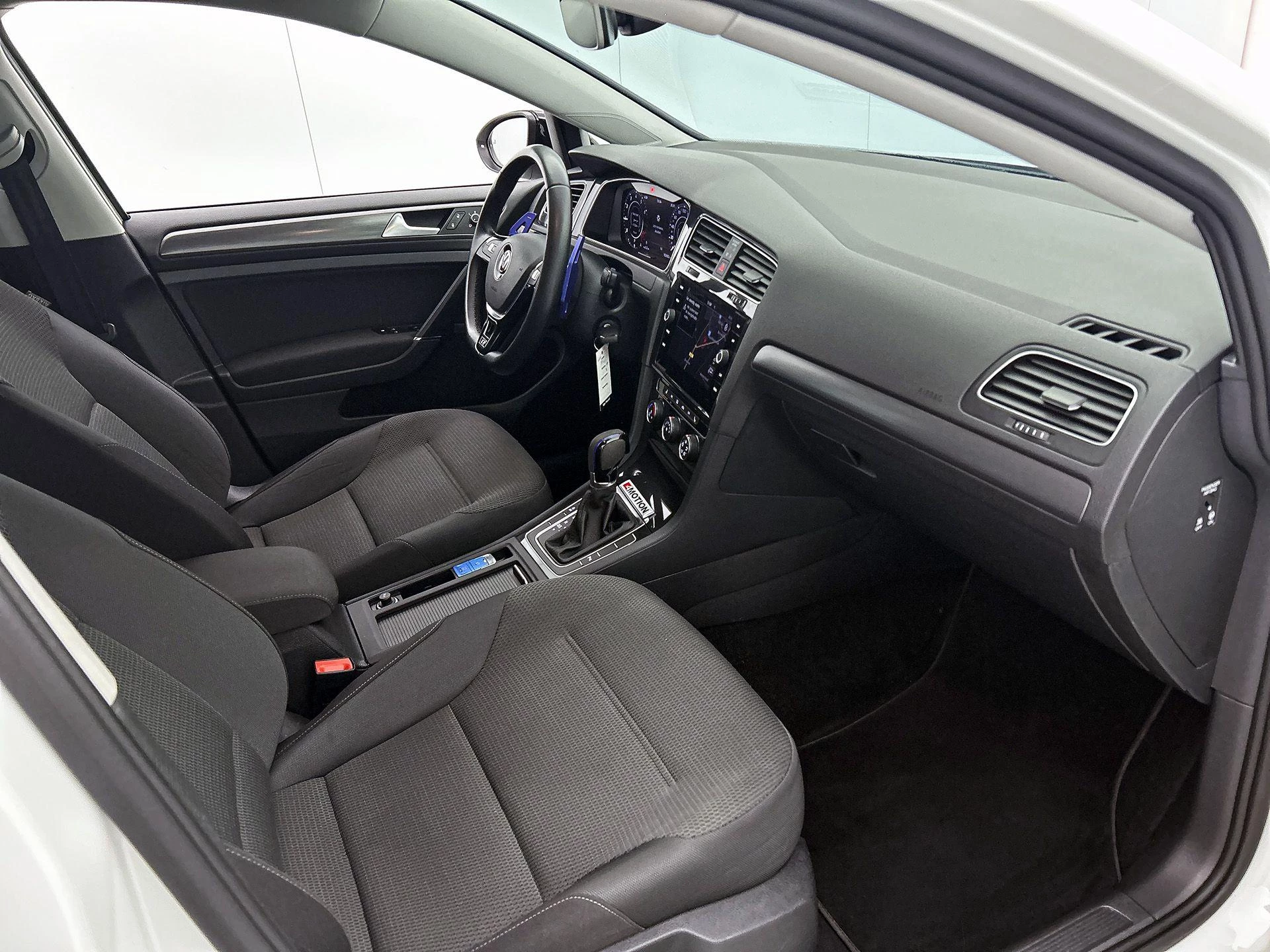 Volkswagen-Golf-image-22