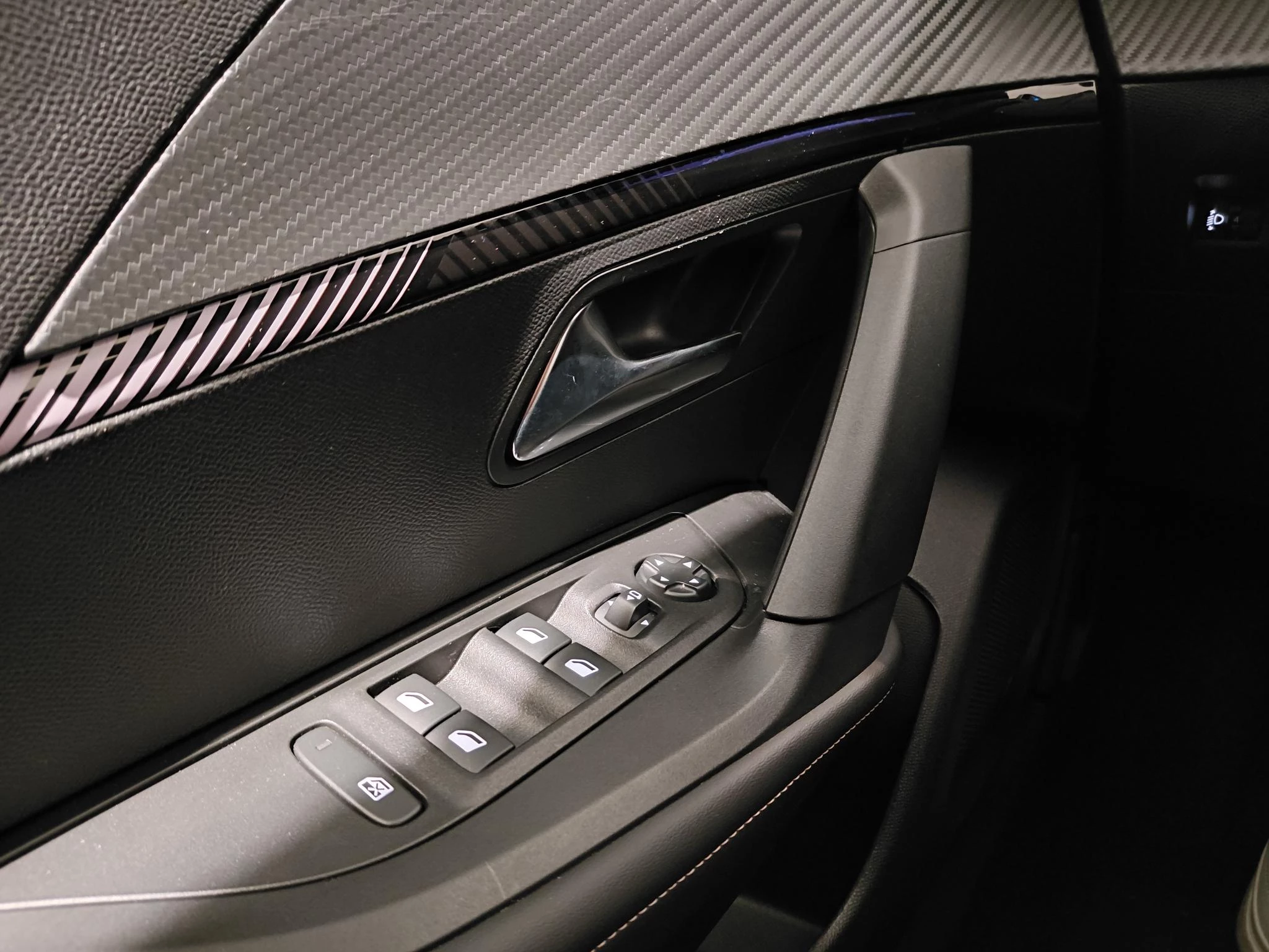 Peugeot 2008 1.2 Hybrid 145 Allure