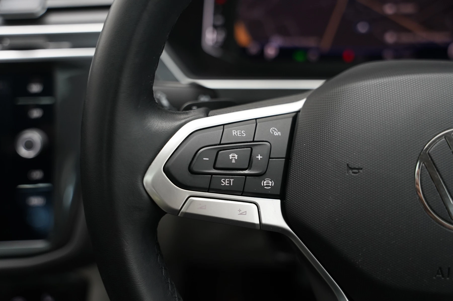 Volkswagen-Tiguan-image-17