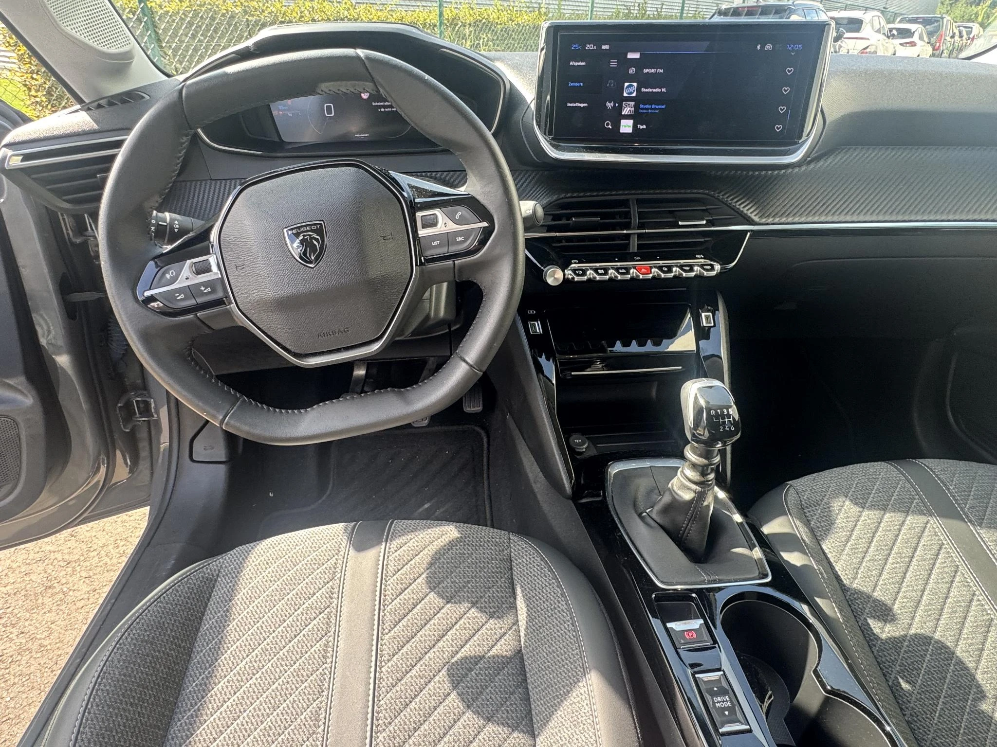 Peugeot-208-image-12