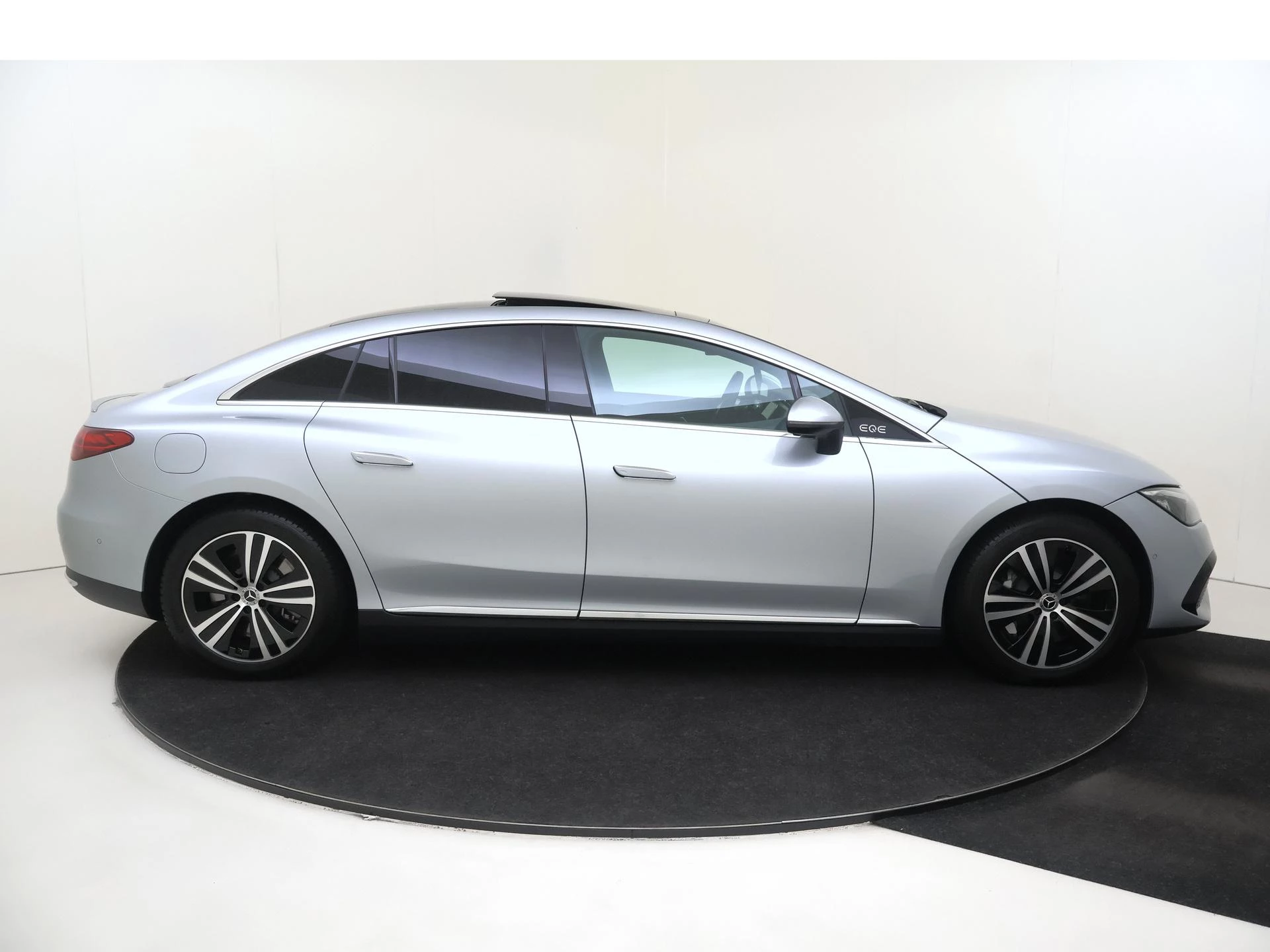 Mercedes-Benz-EQE-image-8