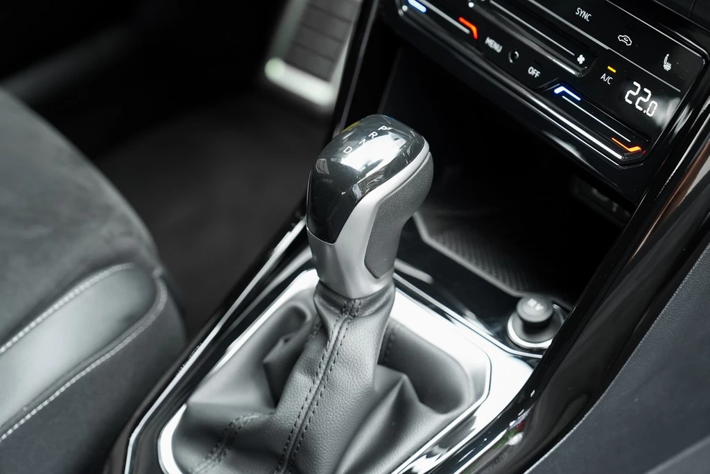 Volkswagen T-Roc 1.5 TSI DSG R-Line "1,49%" AHK, RFK, Navi., Tel., ACC, PDC, SHZ,