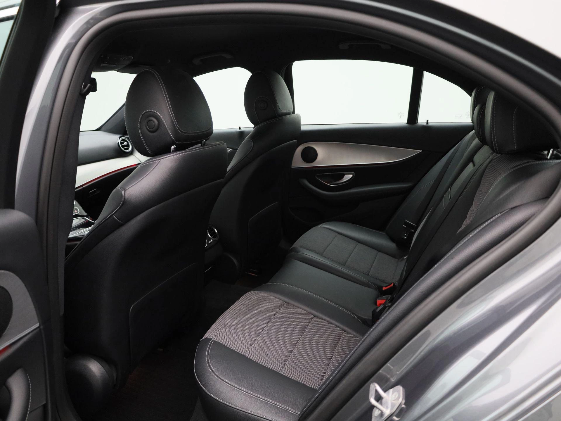 Mercedes-Benz-E-Klasse-image-9