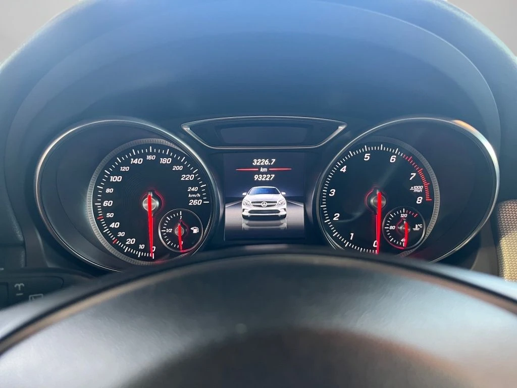 Mercedes-Benz-CLA 180-image-5