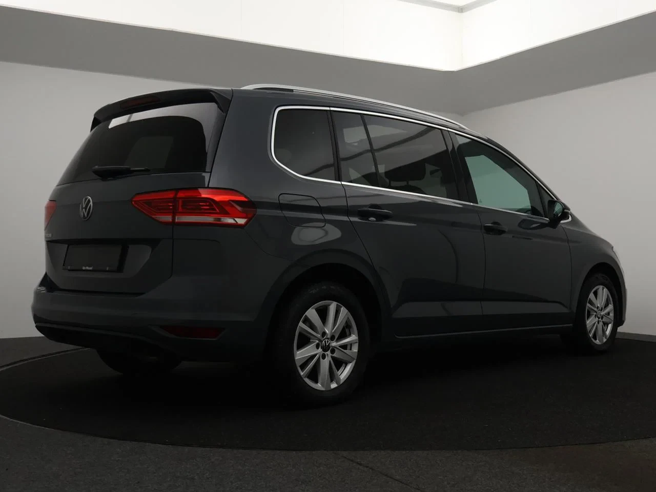 Volkswagen-Touran-image-2