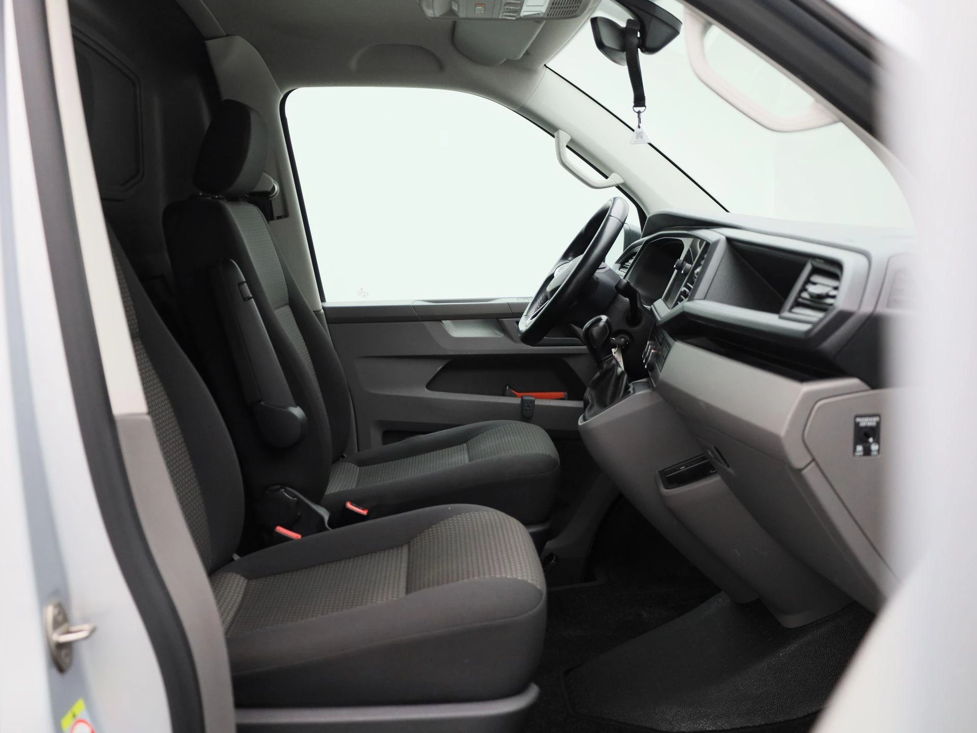 Volkswagen-Transporter-image-11