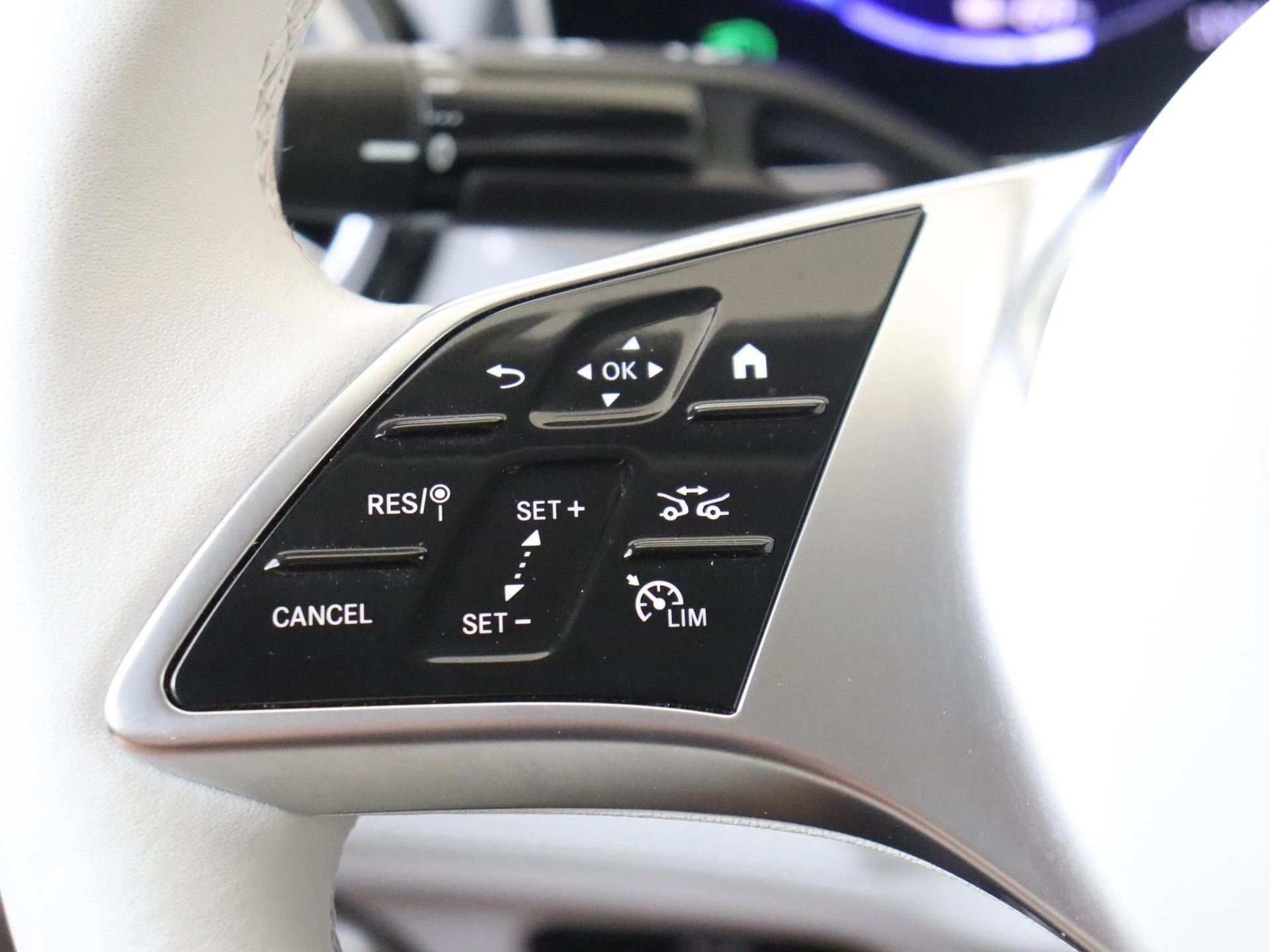 Mercedes-Benz-EQE-image-12