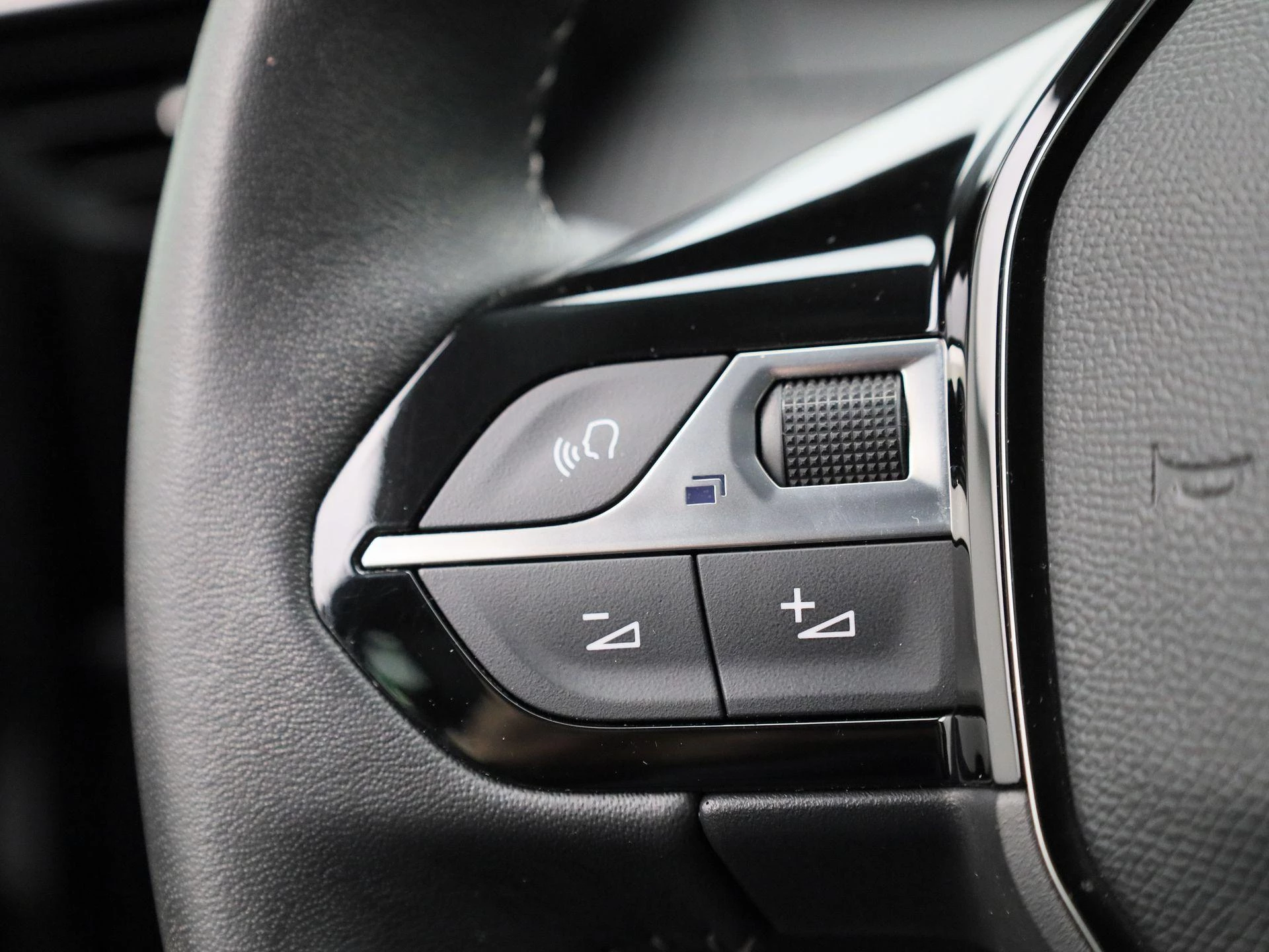 Peugeot-e-208-image-18