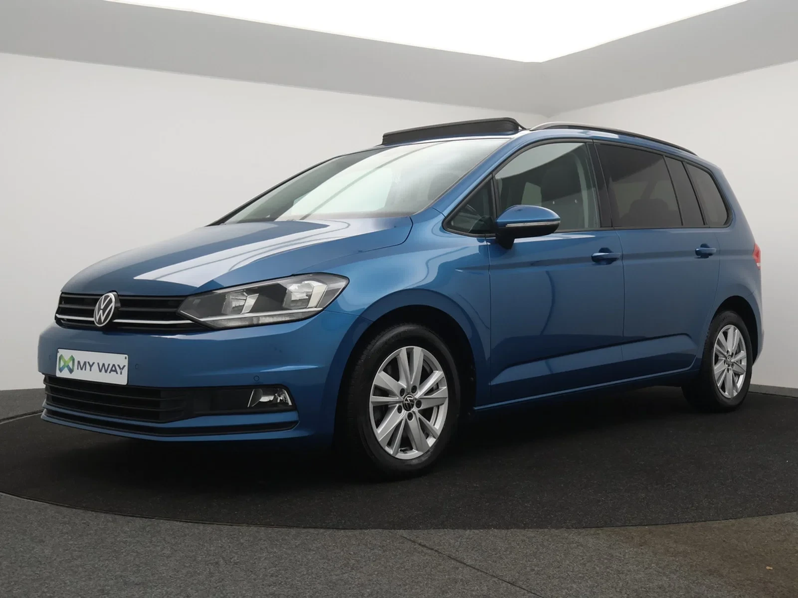 Volkswagen-Touran-image-0