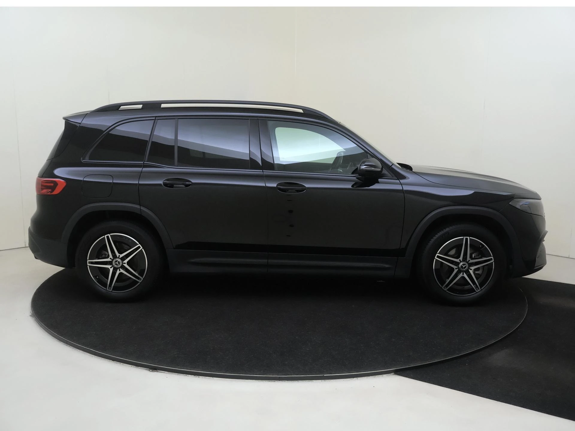 Mercedes-Benz-EQB-image-8