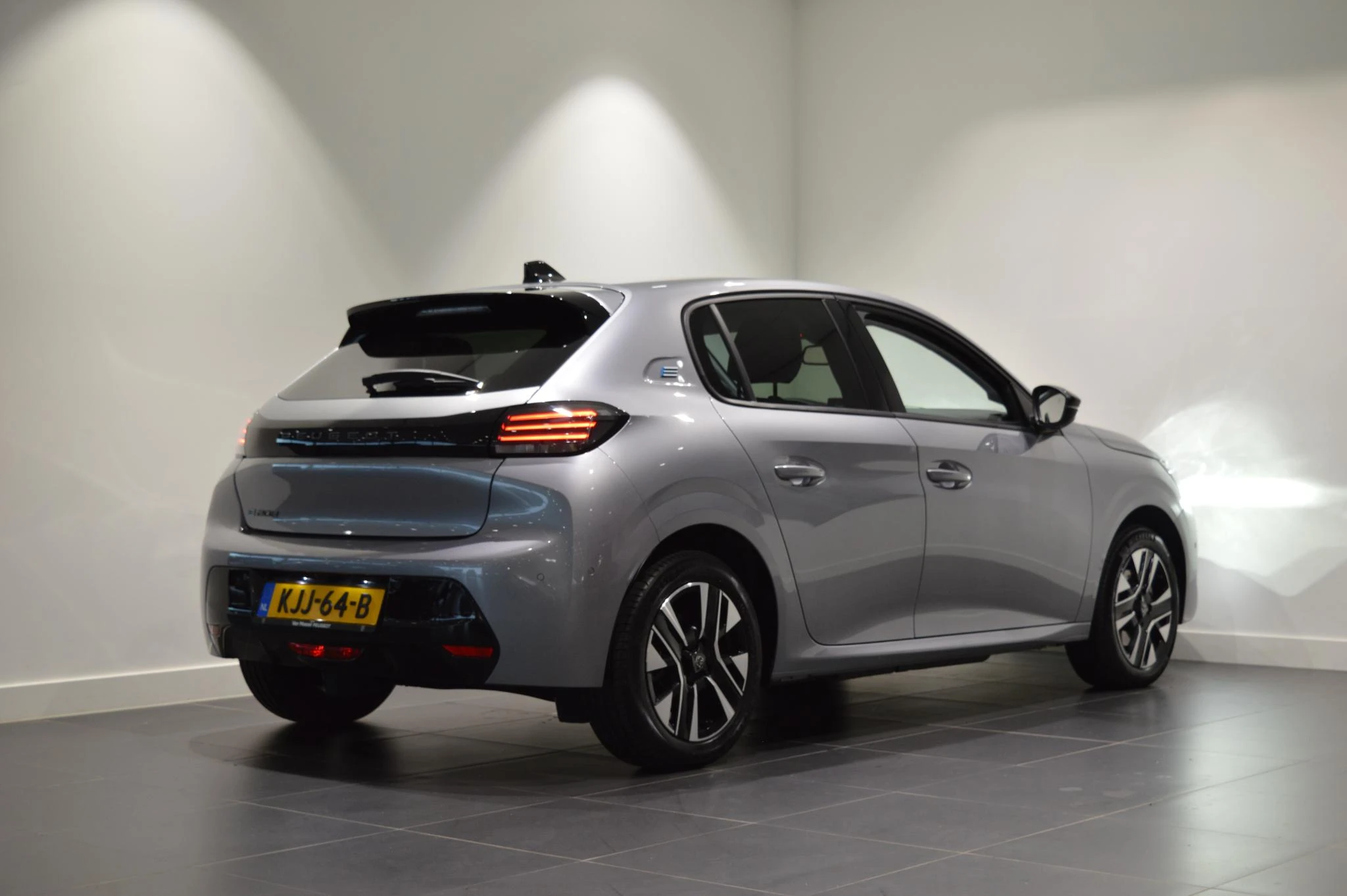 Peugeot-e-208-image-4