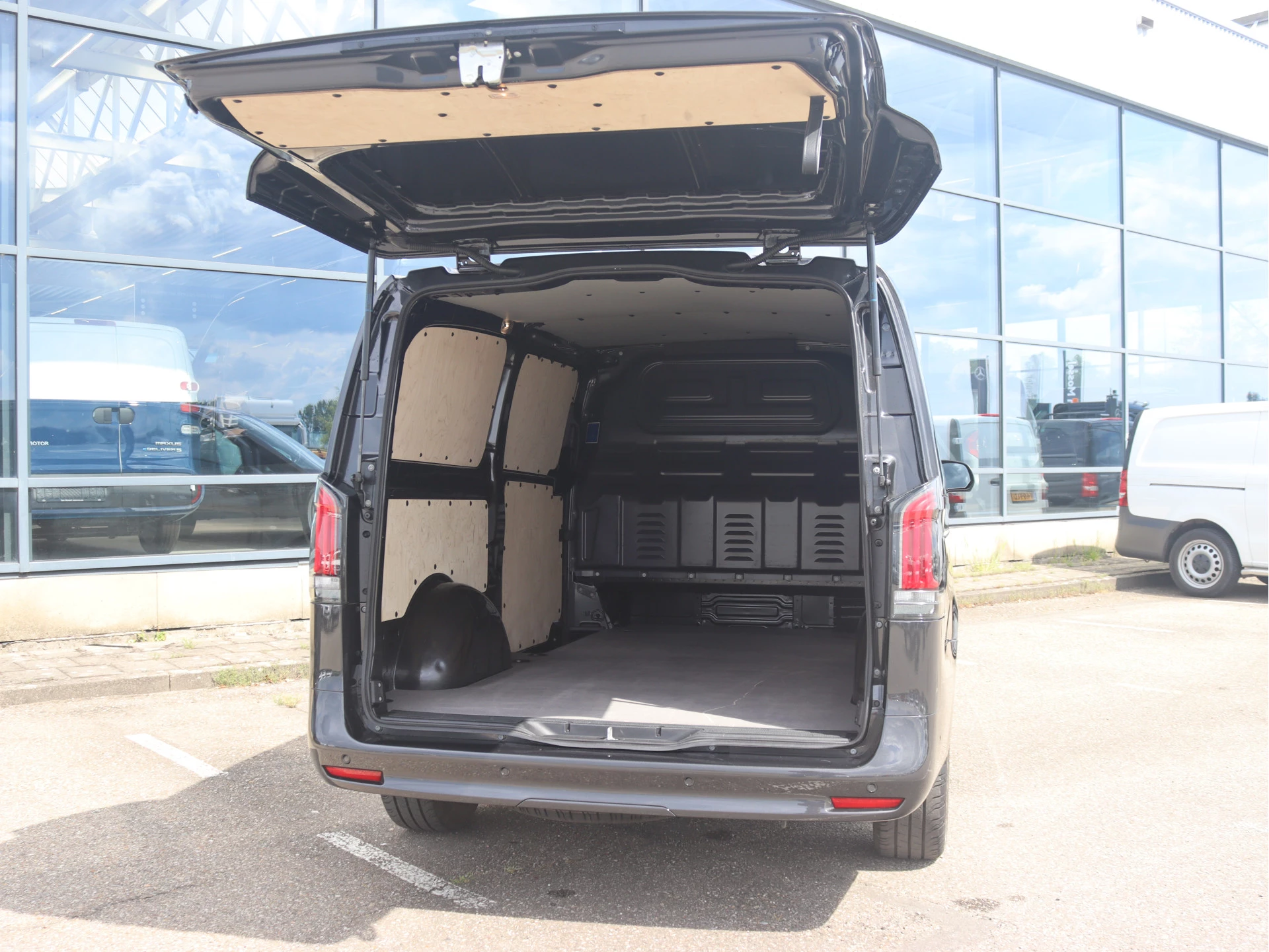 Mercedes-Benz-Vito-image-2