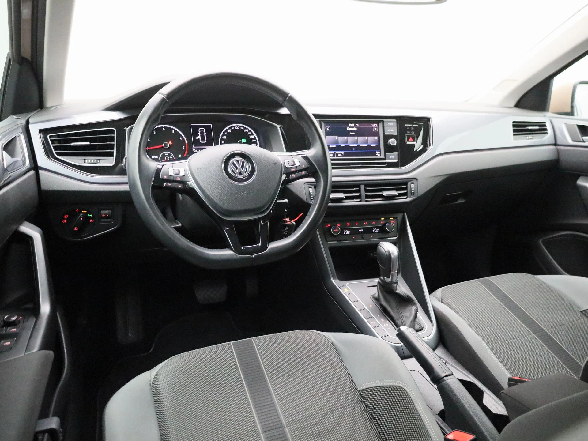 Volkswagen-Polo-image-6