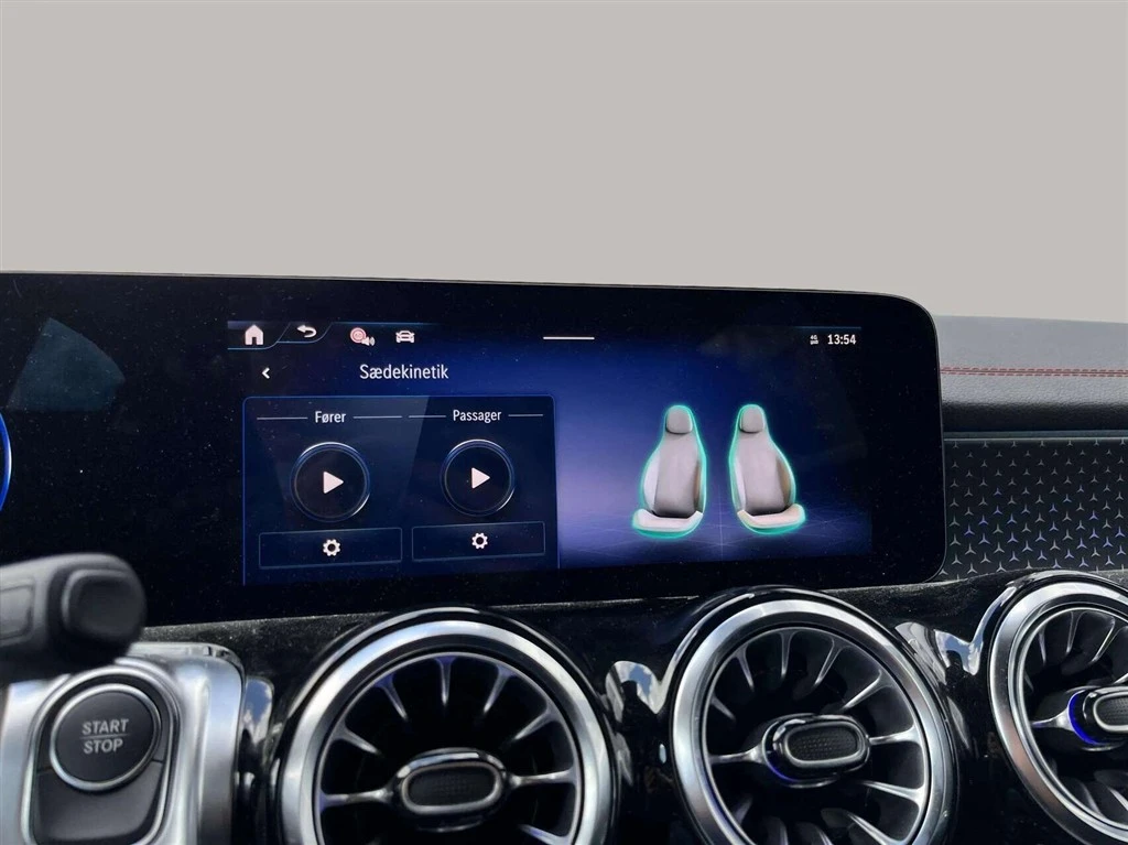 Mercedes-Benz-EQB-image-15