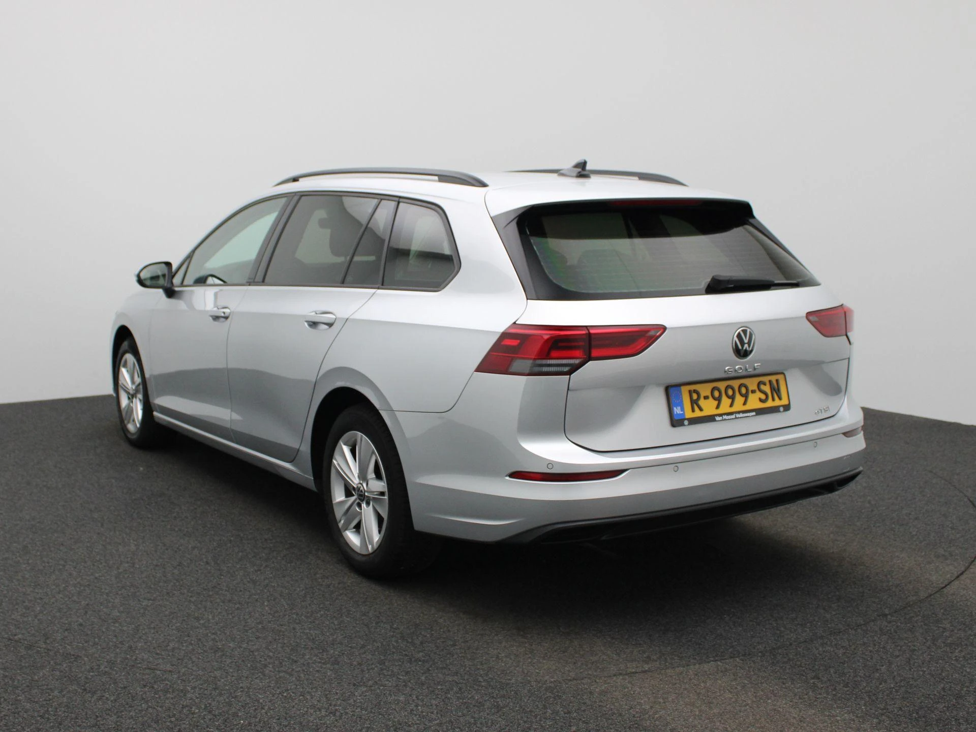 Volkswagen-Golf-image-1
