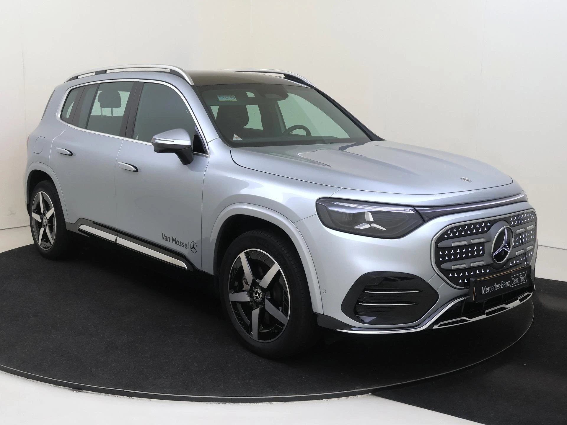 Mercedes-Benz-GLB-image-1