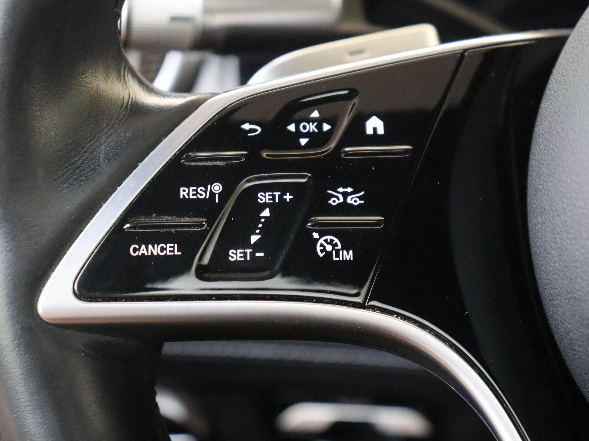 Mercedes-Benz-EQS-image-12