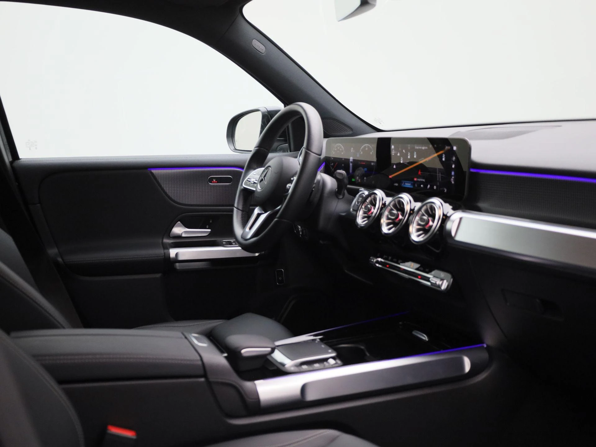 Mercedes-Benz-EQB-image-35
