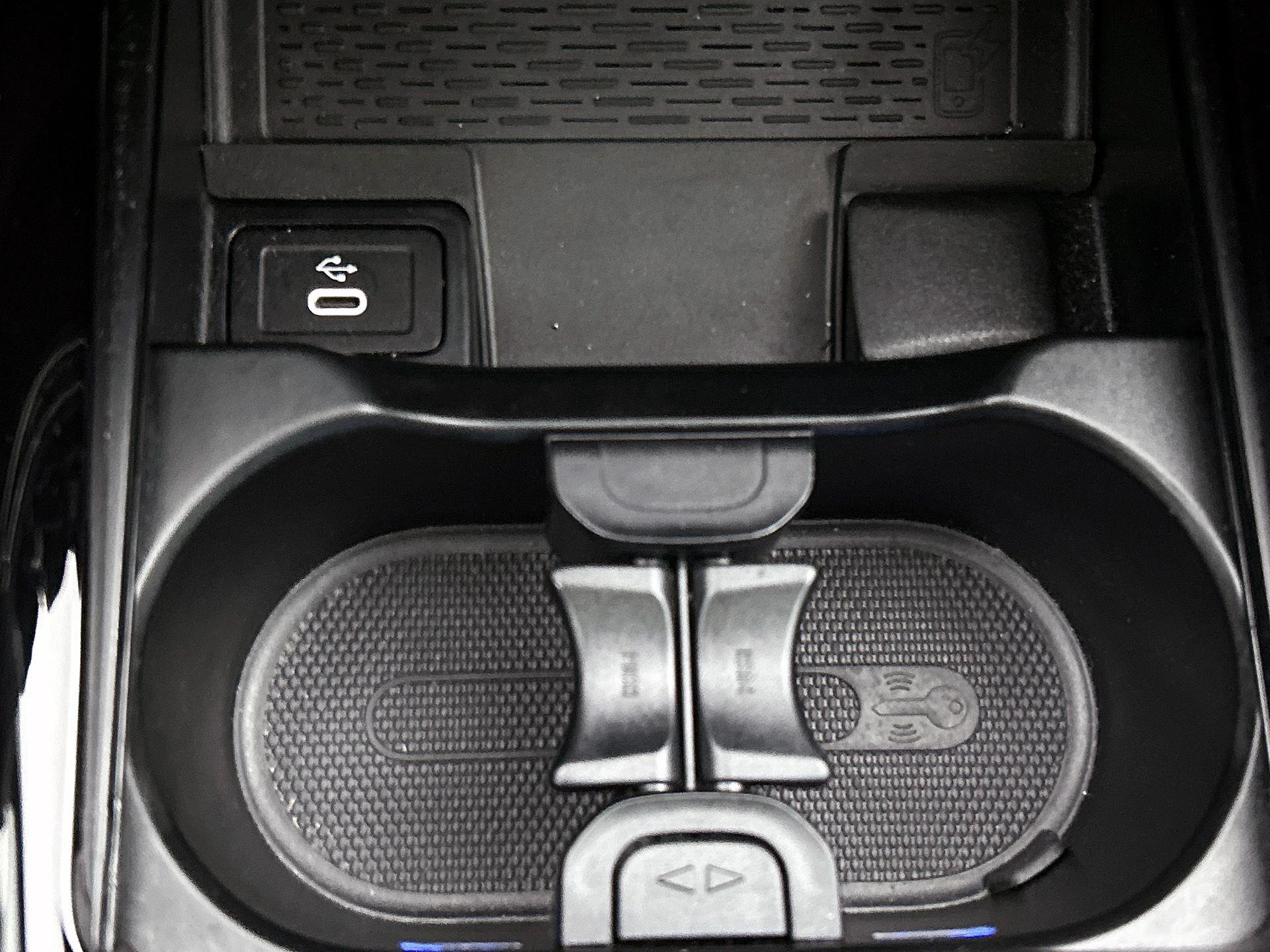 Mercedes-Benz-GLA-image-35