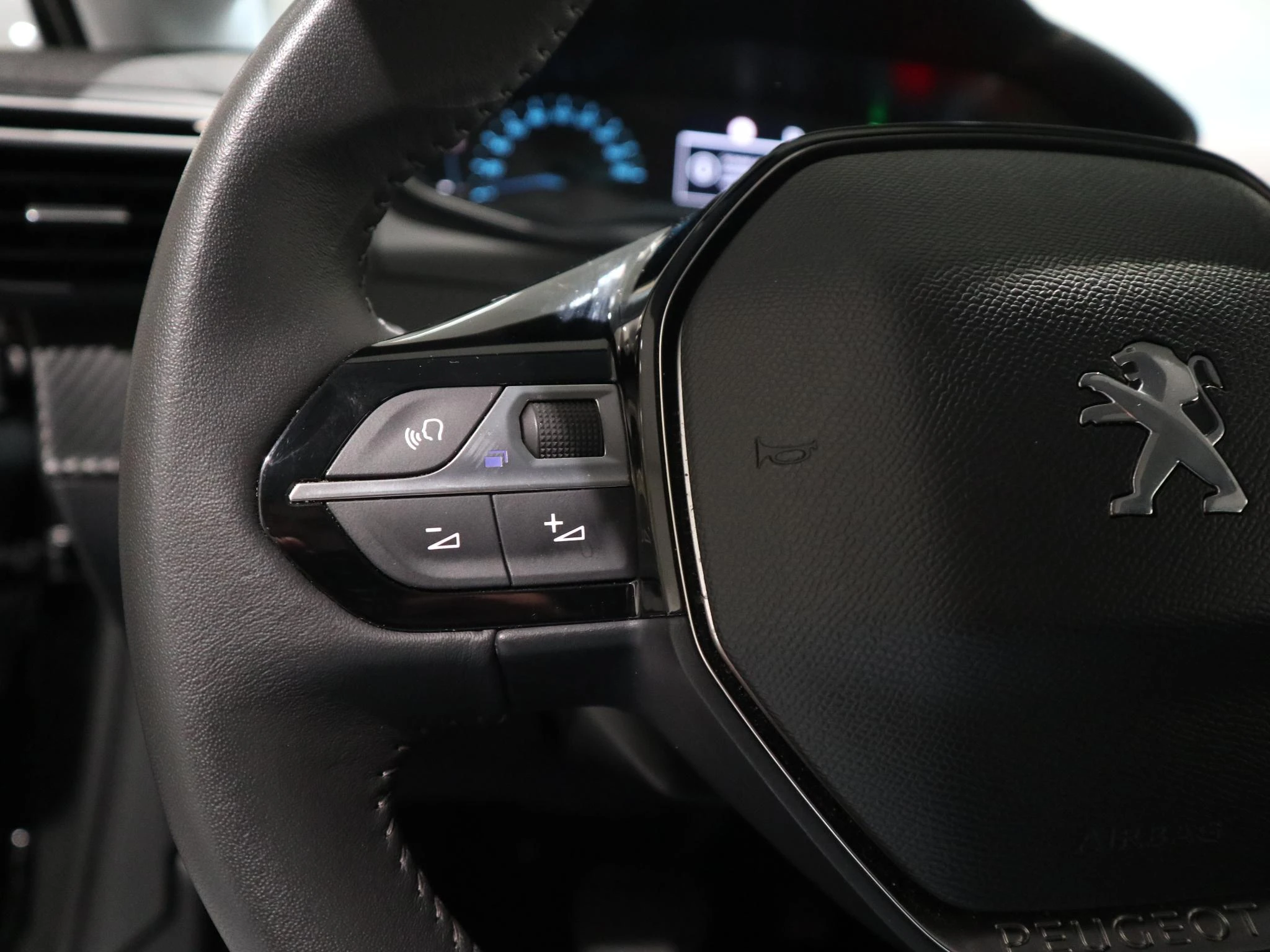 Peugeot-e-208-image-11