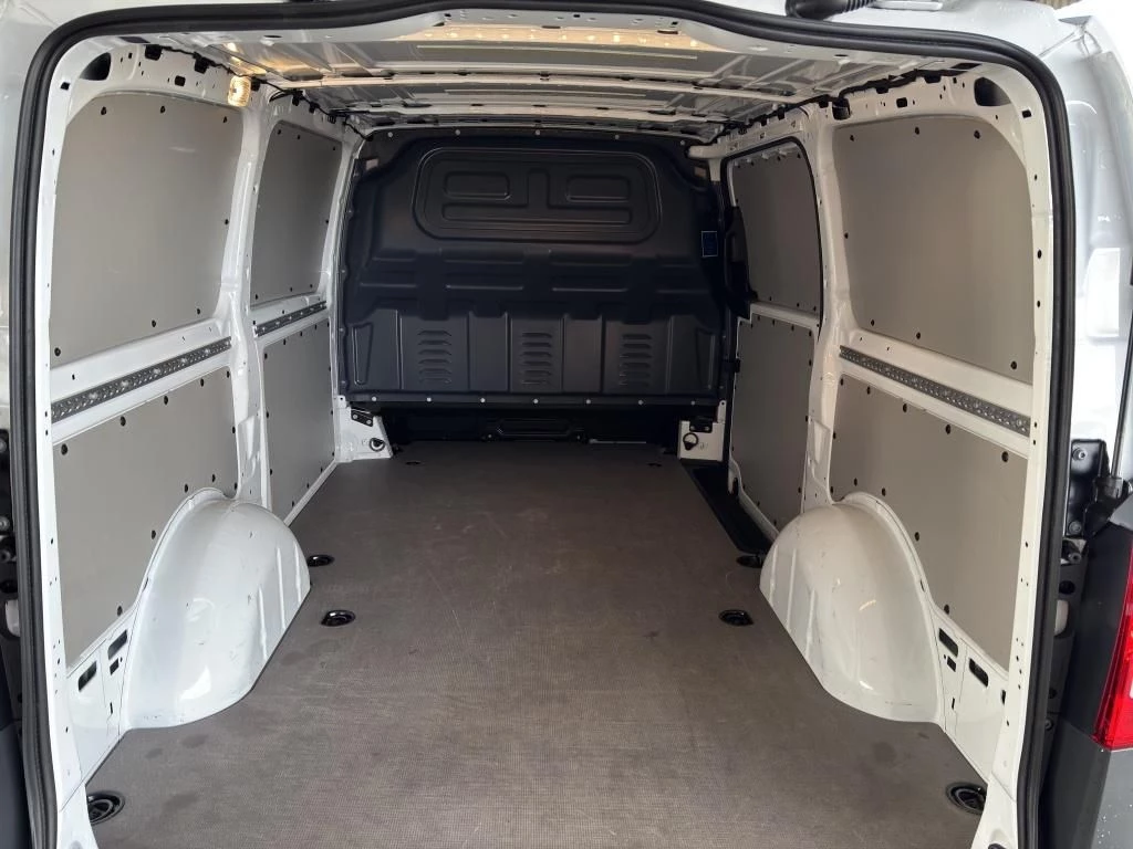 Mercedes-Benz-Vito-image-12