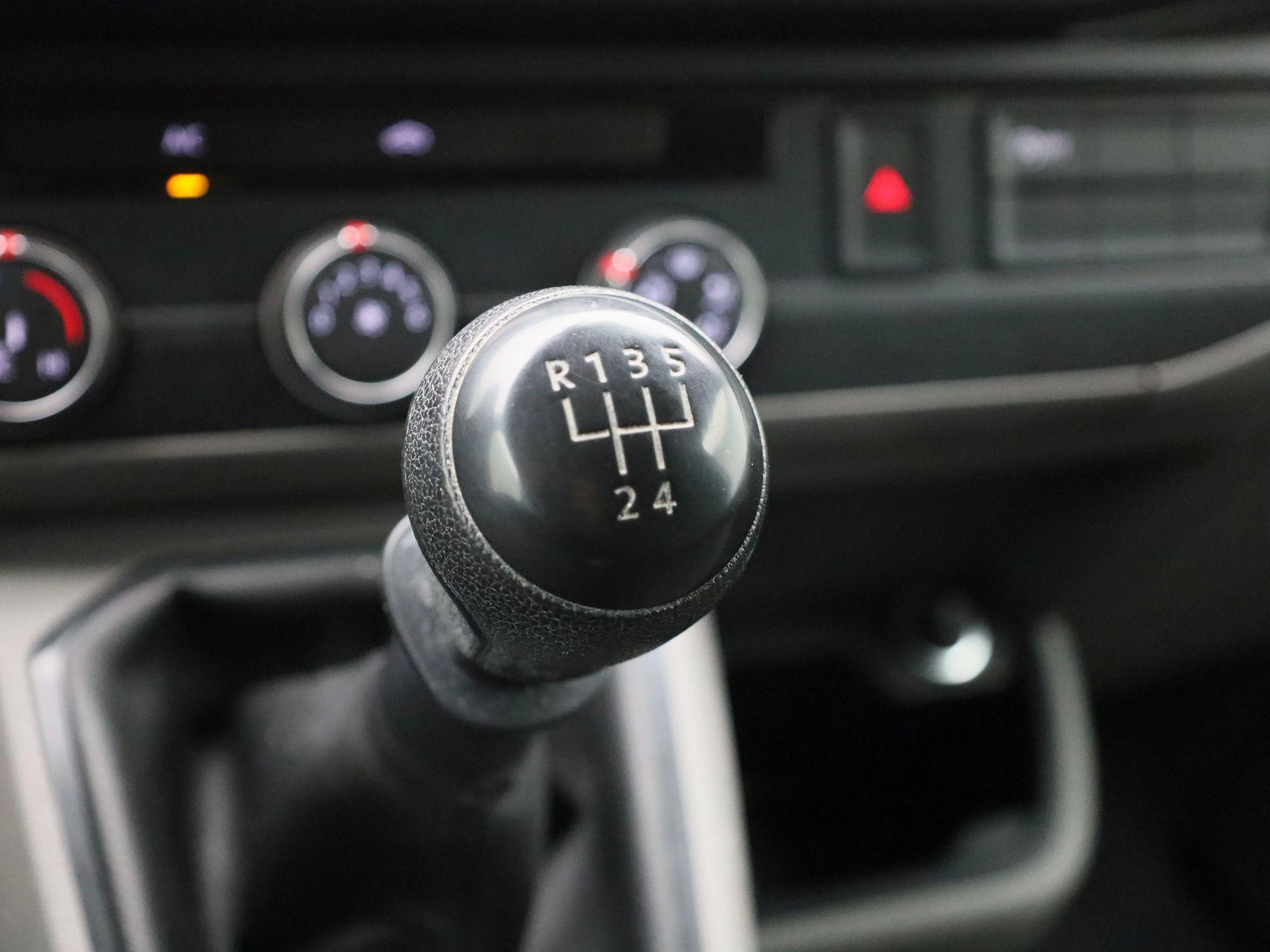 Volkswagen-Transporter-image-9