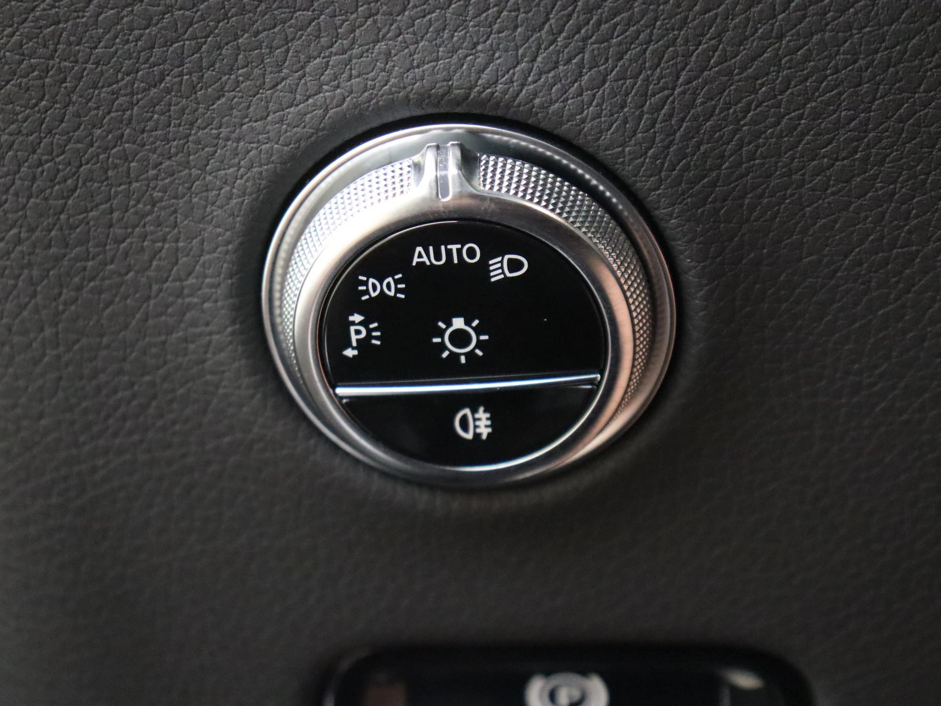 Mercedes-Benz-GLC-image-25