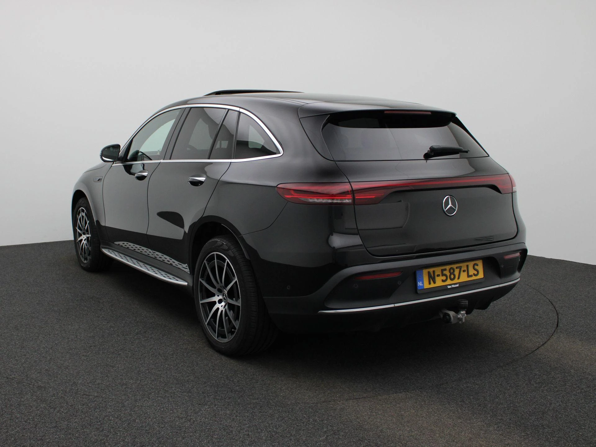 Mercedes-Benz-EQC-image-1