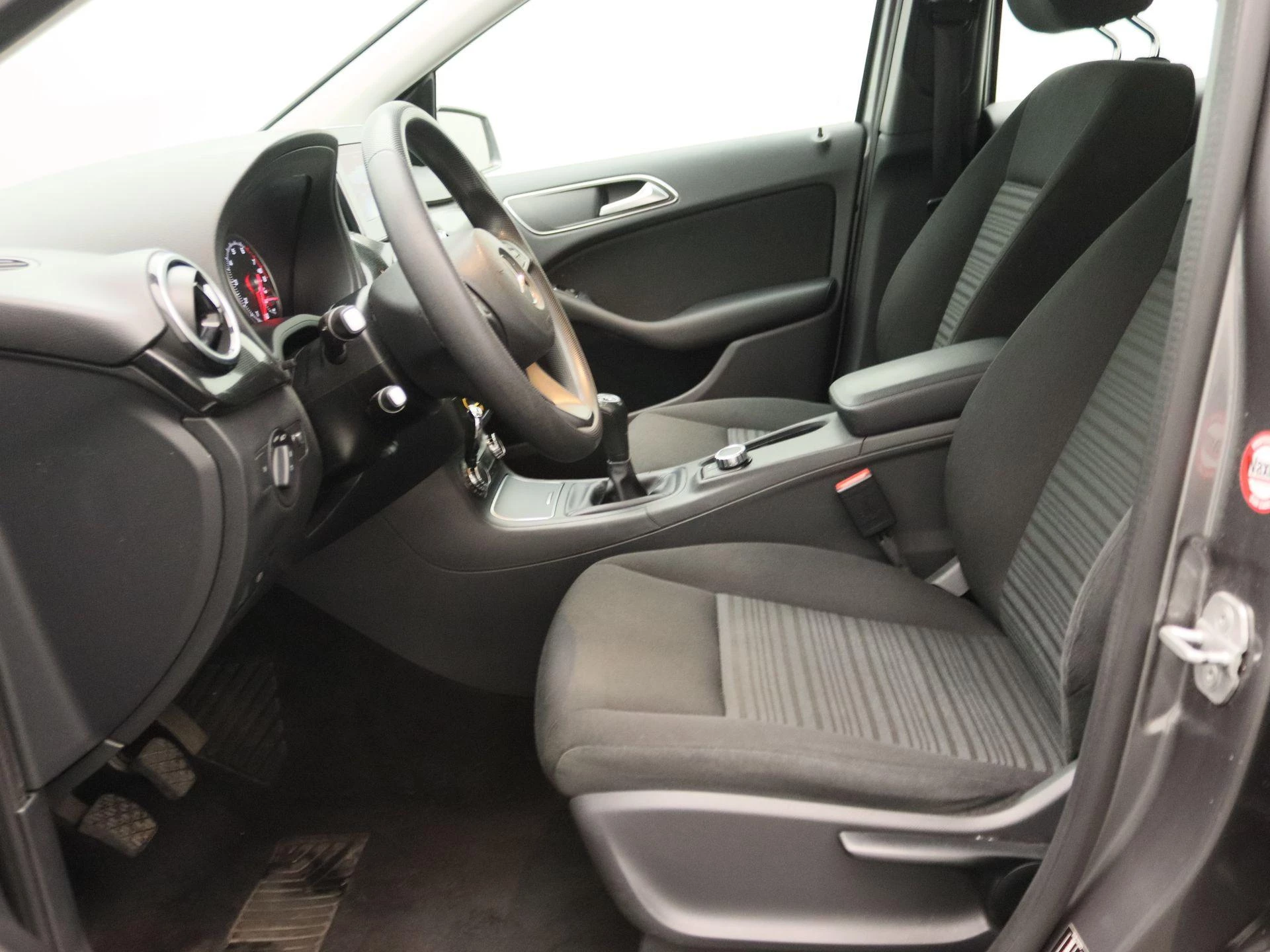 Mercedes-Benz-B-Klasse-image-12