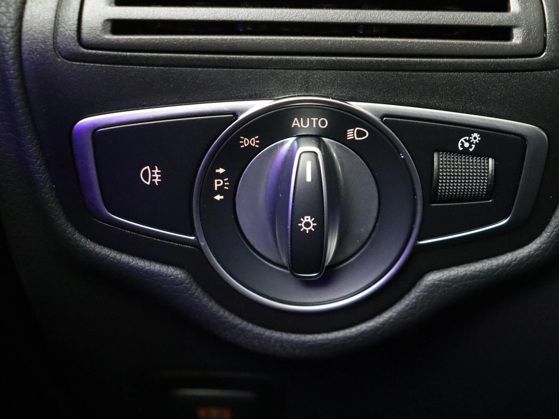 Mercedes-Benz-GLC-image-25