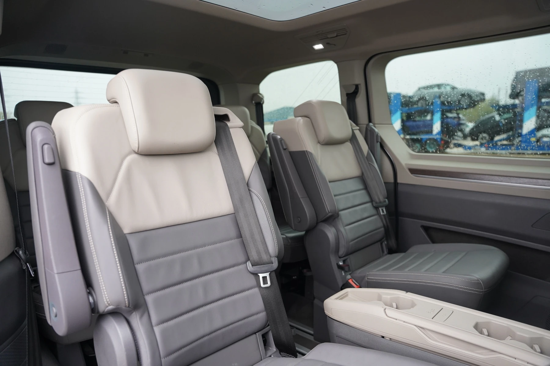 Volkswagen-Multivan-image-25