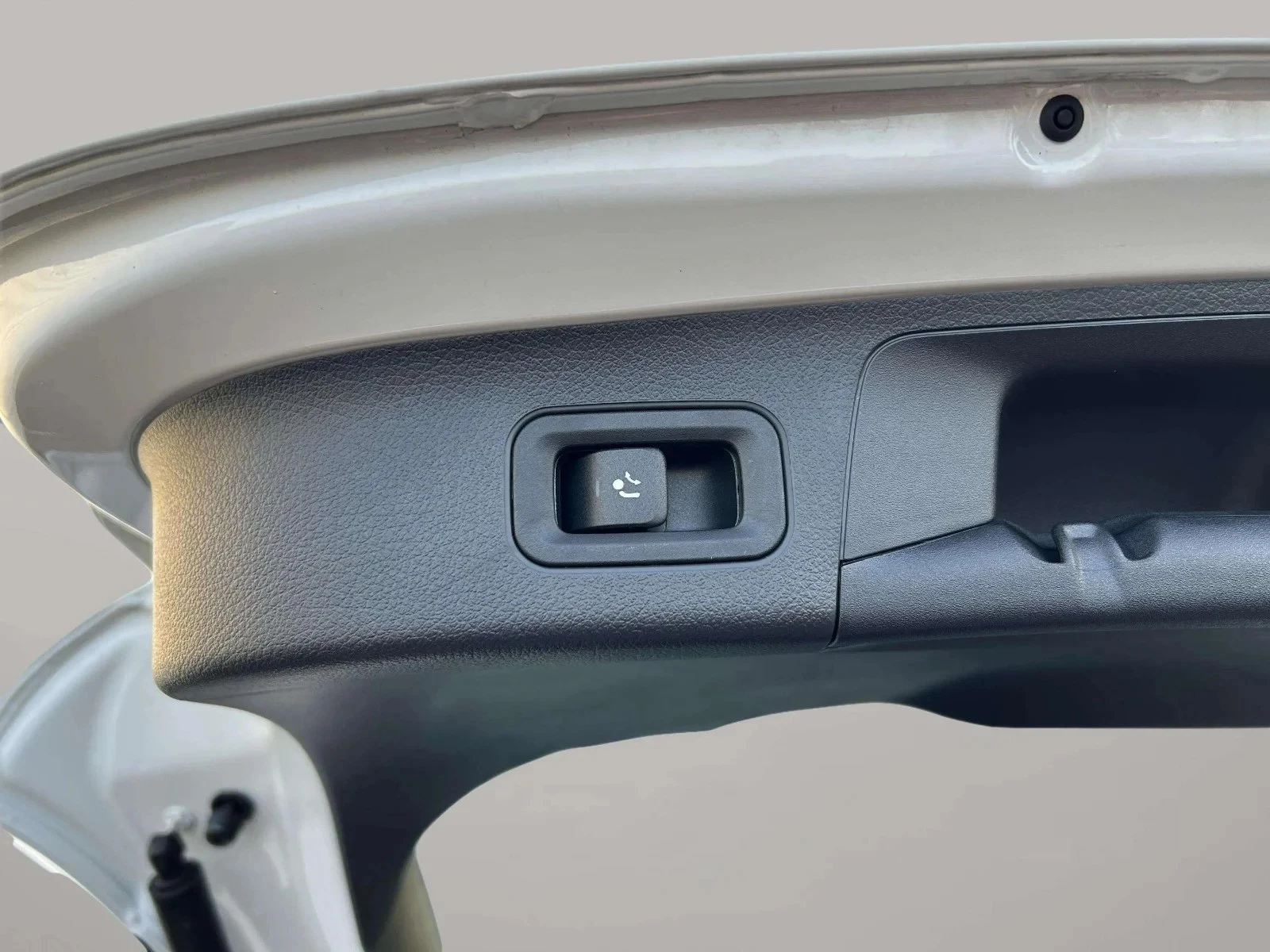 Mercedes-Benz-EQA-image-21