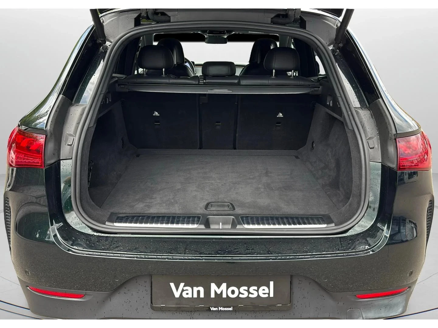 Mercedes-Benz-EQE-image-13