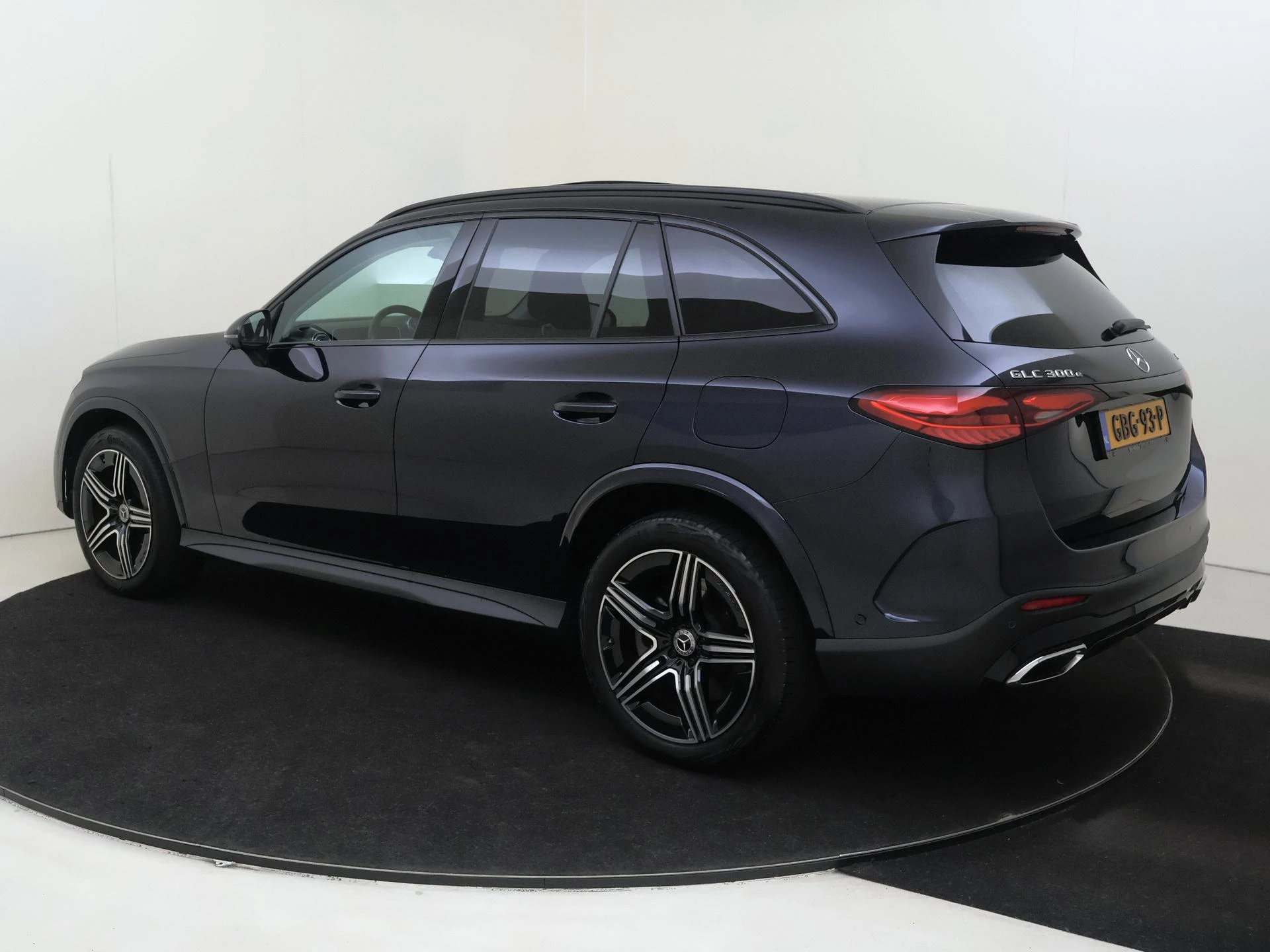 Mercedes-Benz-GLC-image-2