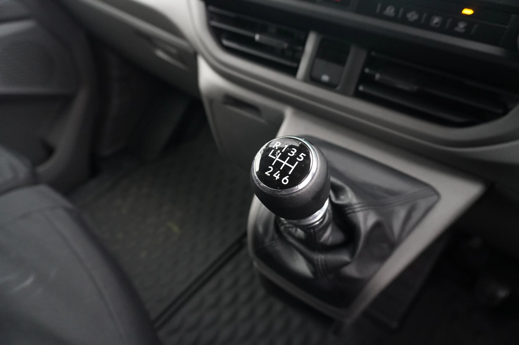Volkswagen-Transporter-image-16