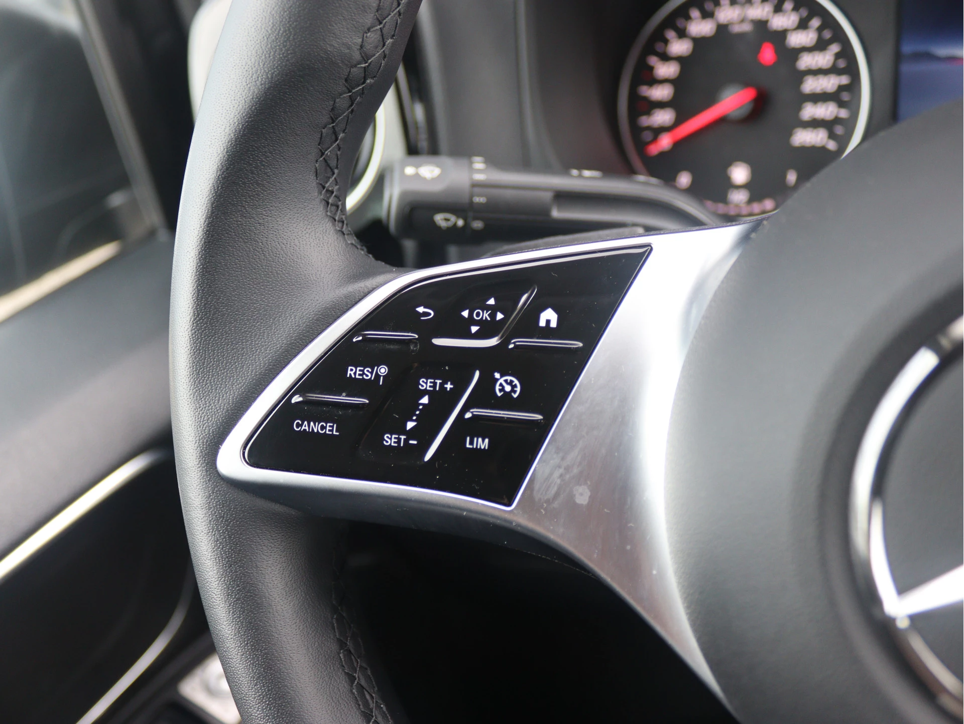 Mercedes-Benz-Vito-image-7