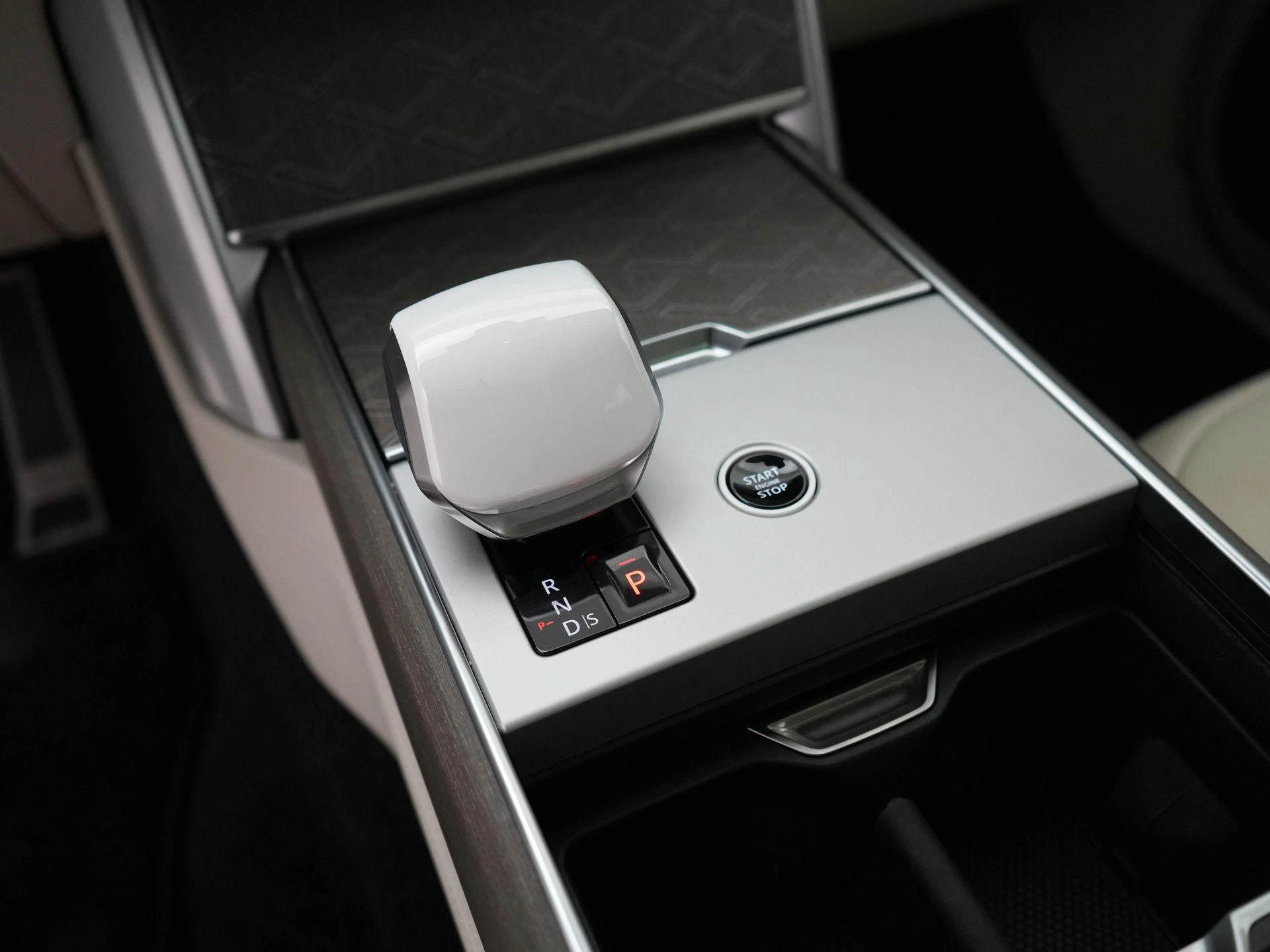 Land Rover-Range Rover-image-17