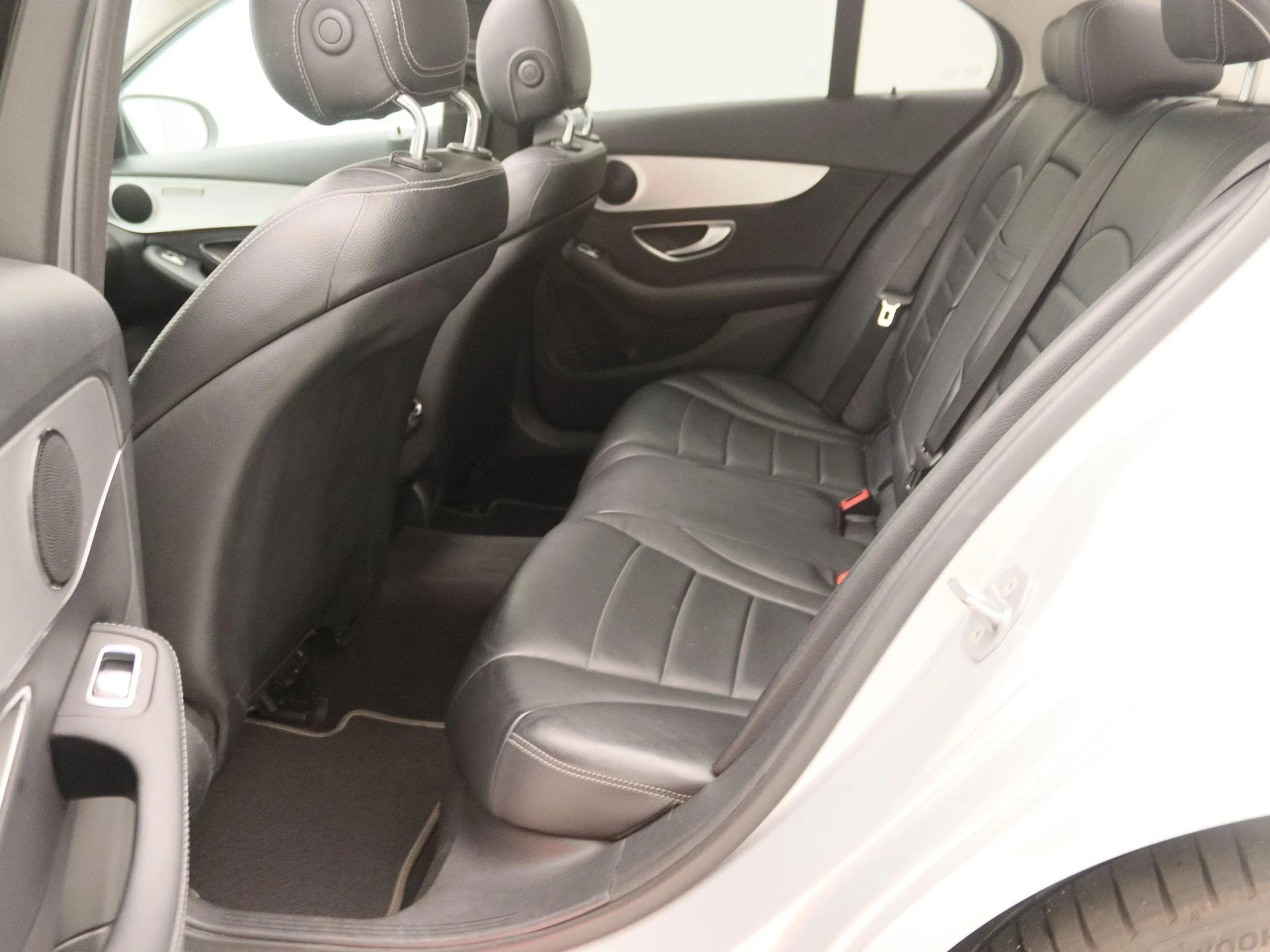 Mercedes-Benz-C-Klasse-image-13