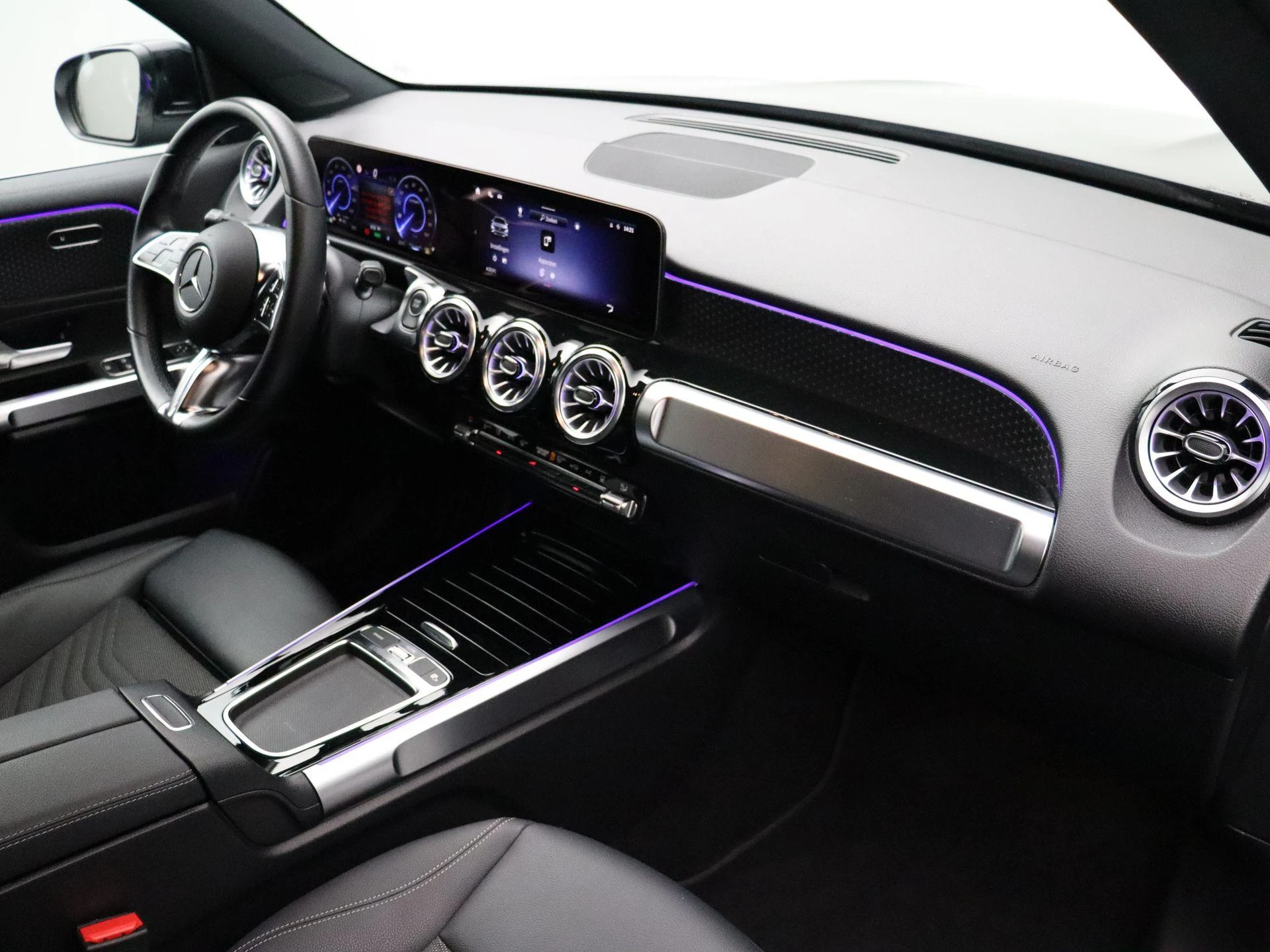 Mercedes-Benz-EQB-image-27