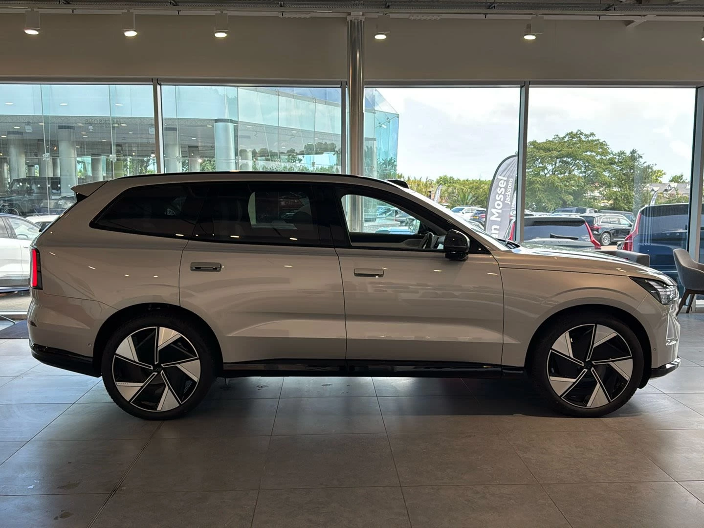 Volvo EX90, image 10
