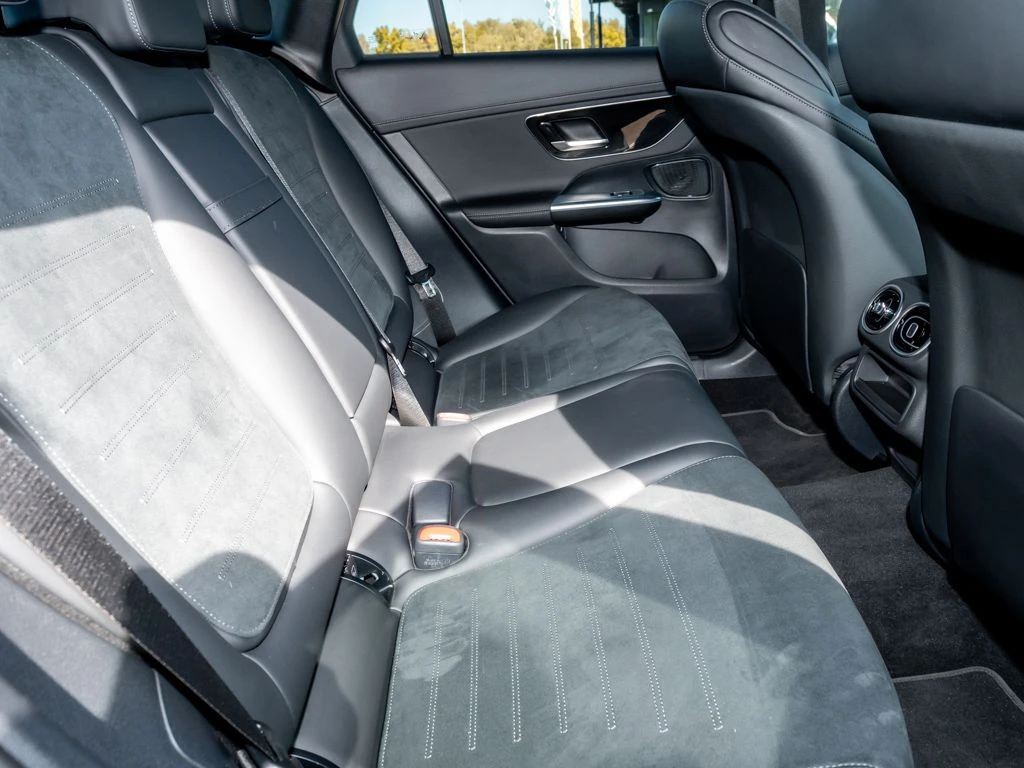 Mercedes-Benz-GLC 300 d-image-12