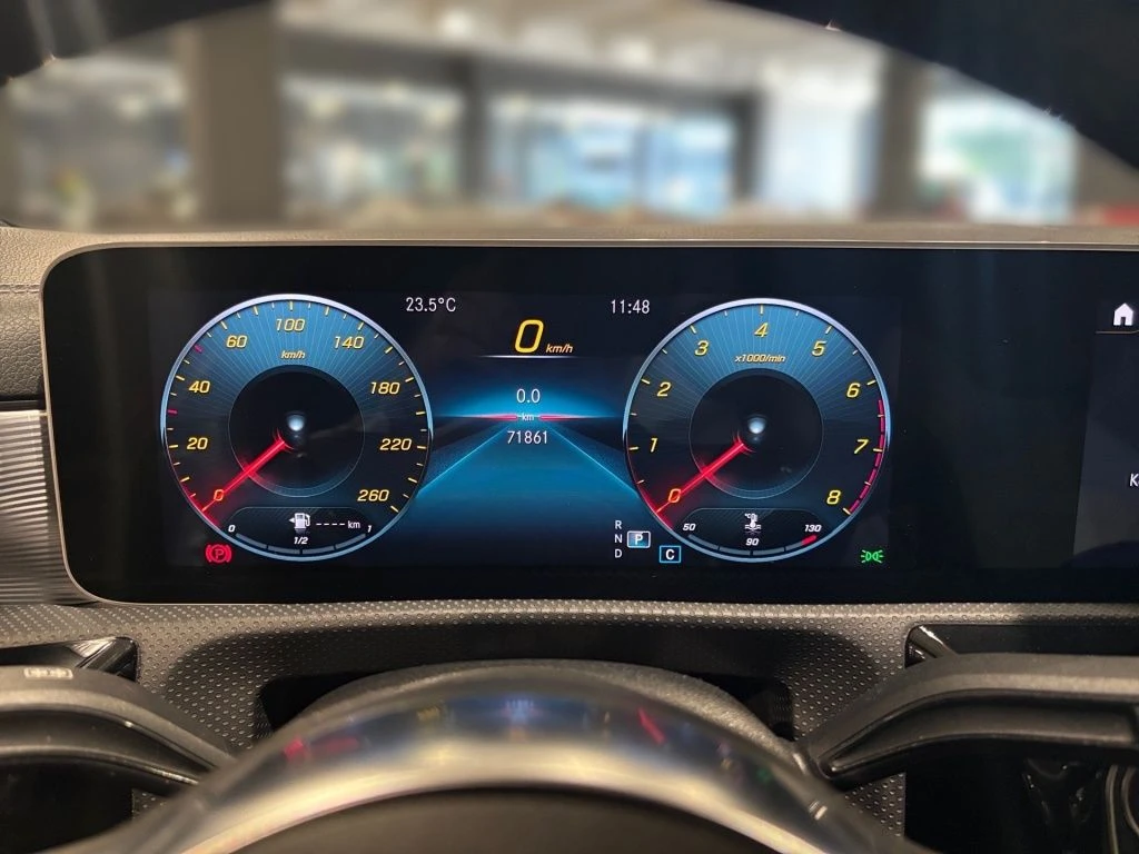 Mercedes-Benz-CLA 220-image-5