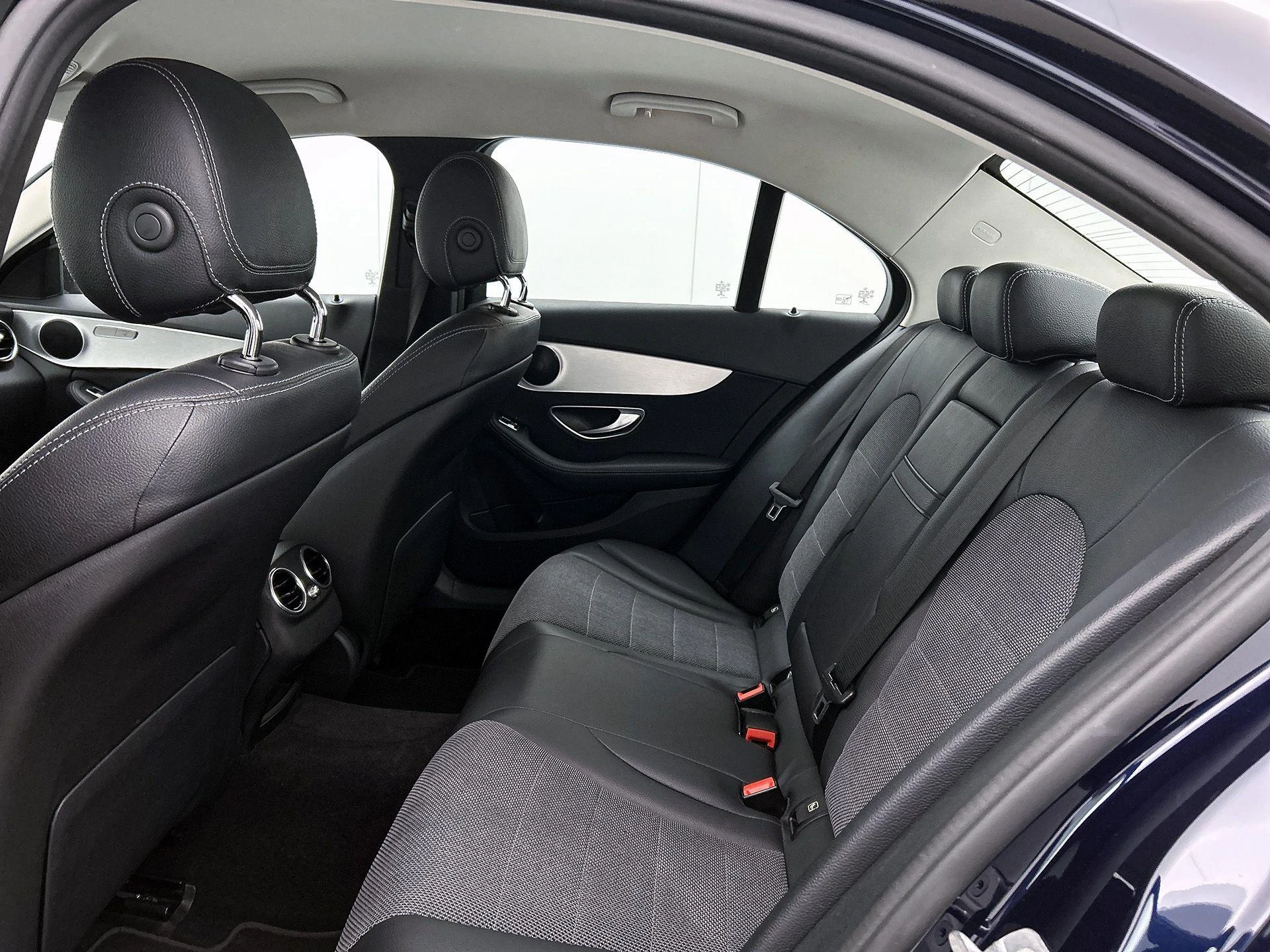Mercedes-Benz-C-Klasse-image-26