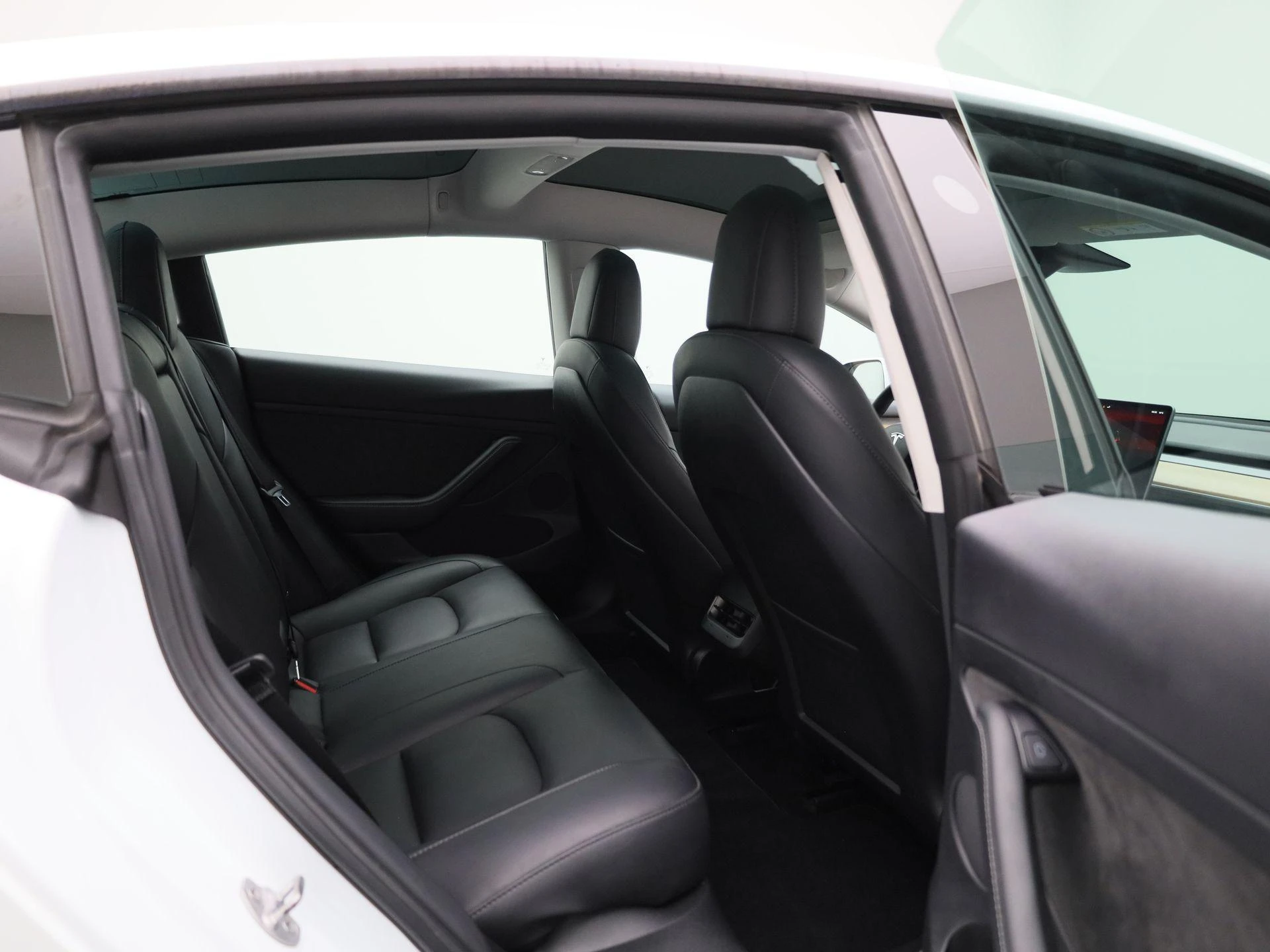 Tesla-Model 3-image-35
