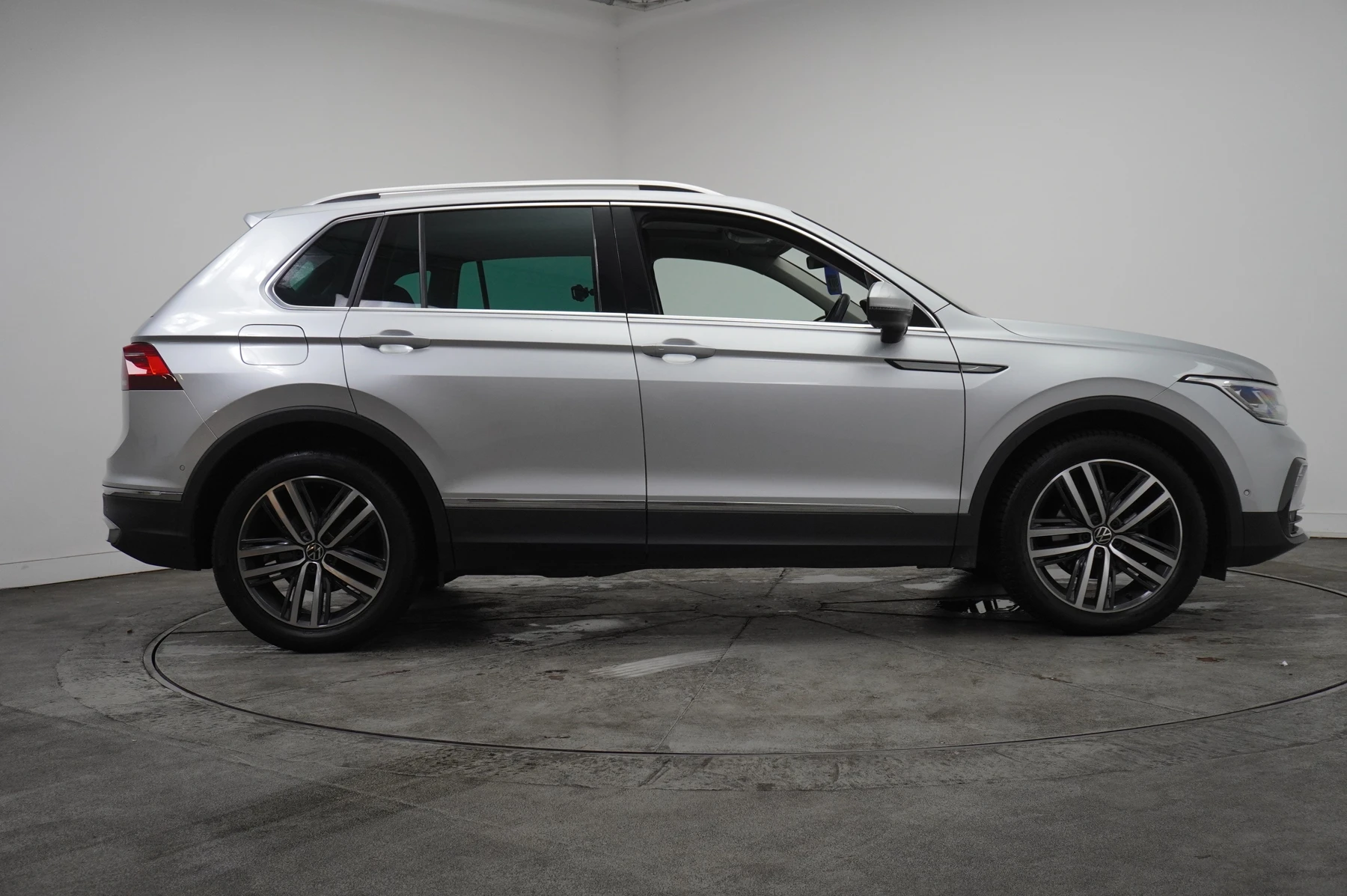Volkswagen-Tiguan-image-3