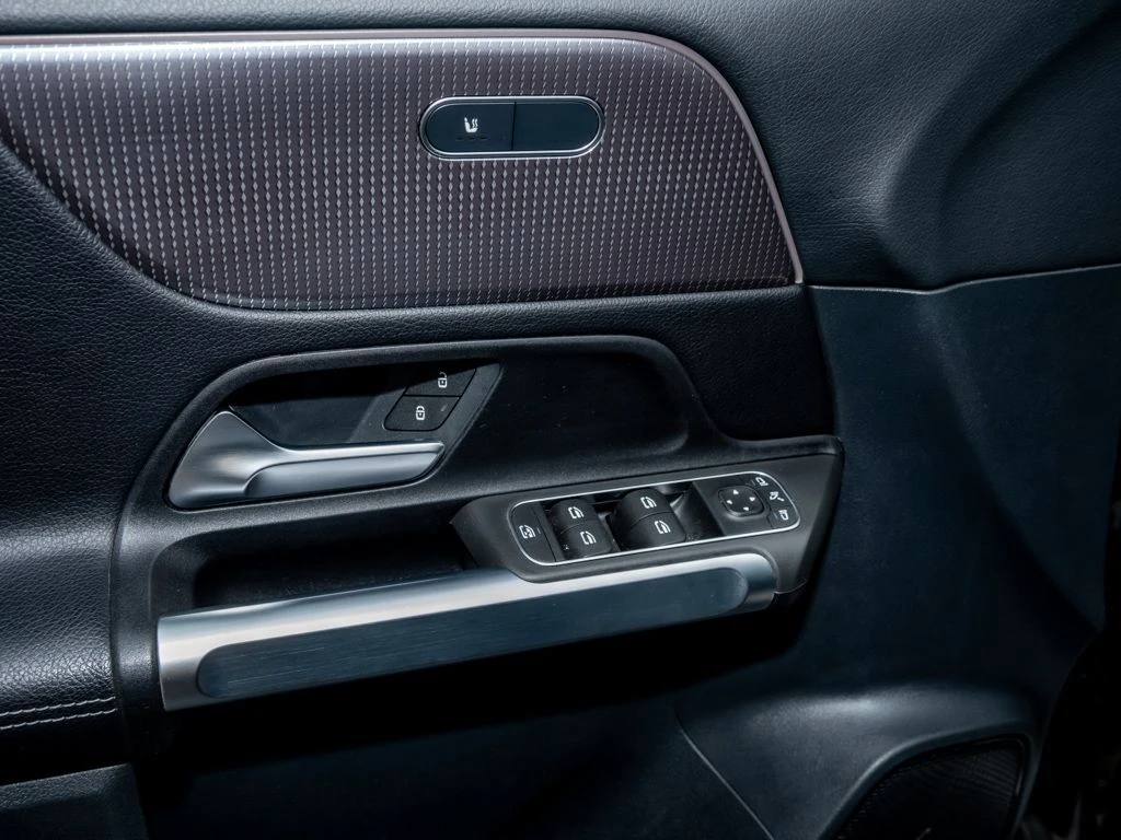 Mercedes-Benz-GLB 200-image-13