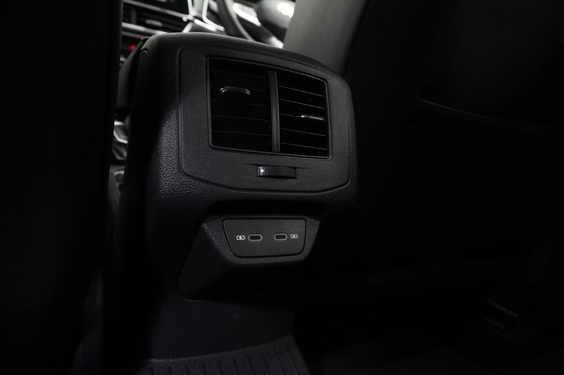 Volkswagen-T-Roc-image-25