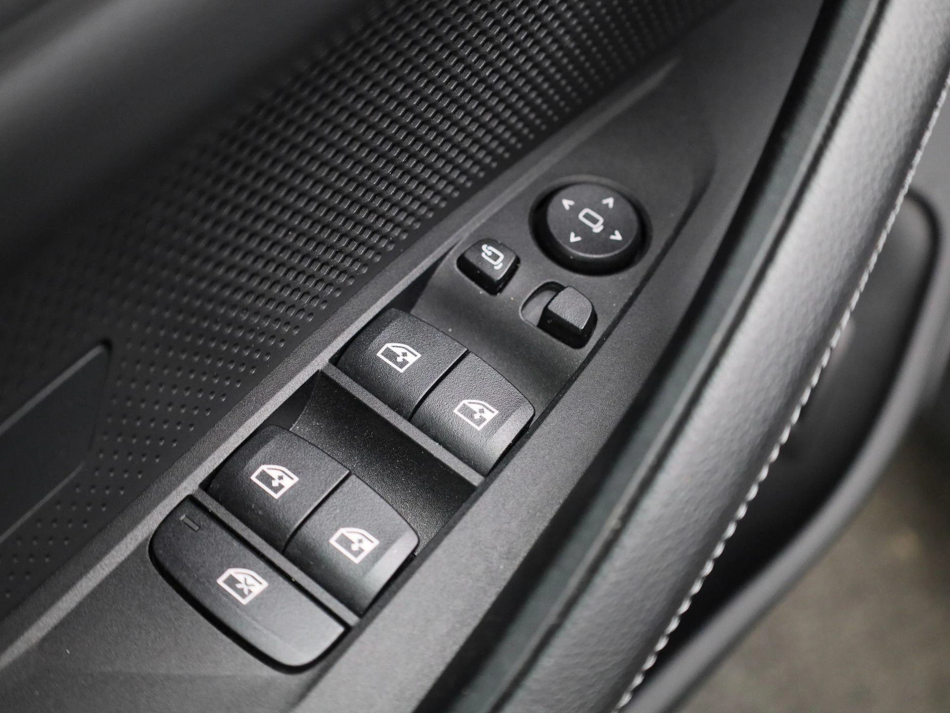 BMW-i4-image-29